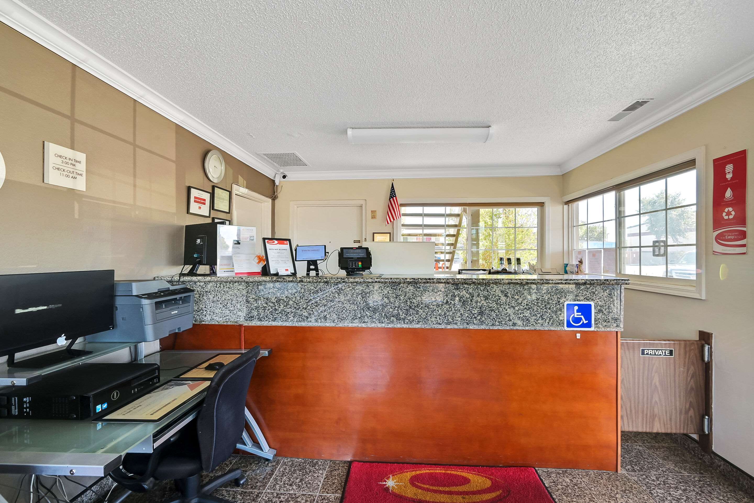 Front desk | Econo Lodge Woodland near I-5