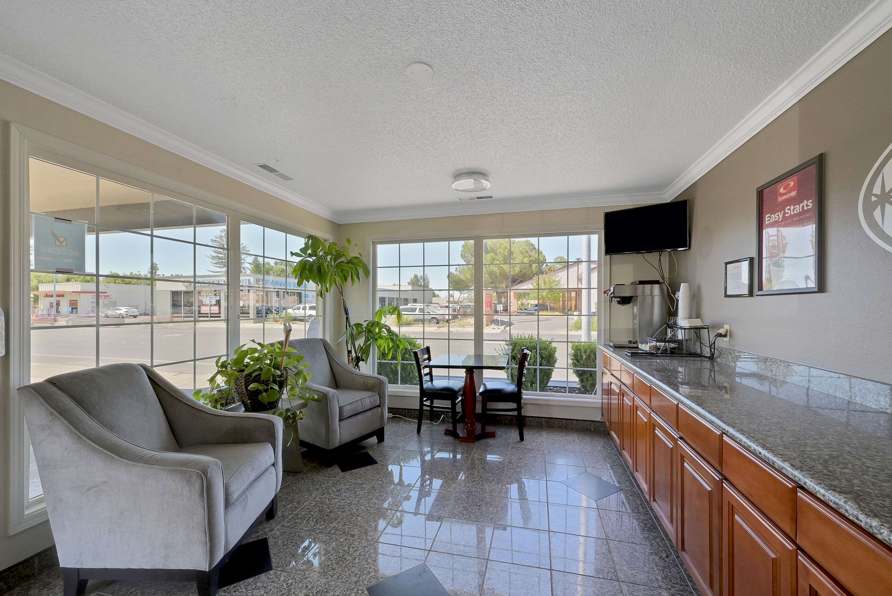 Hotel lobby | Econo Lodge Woodland near I-5