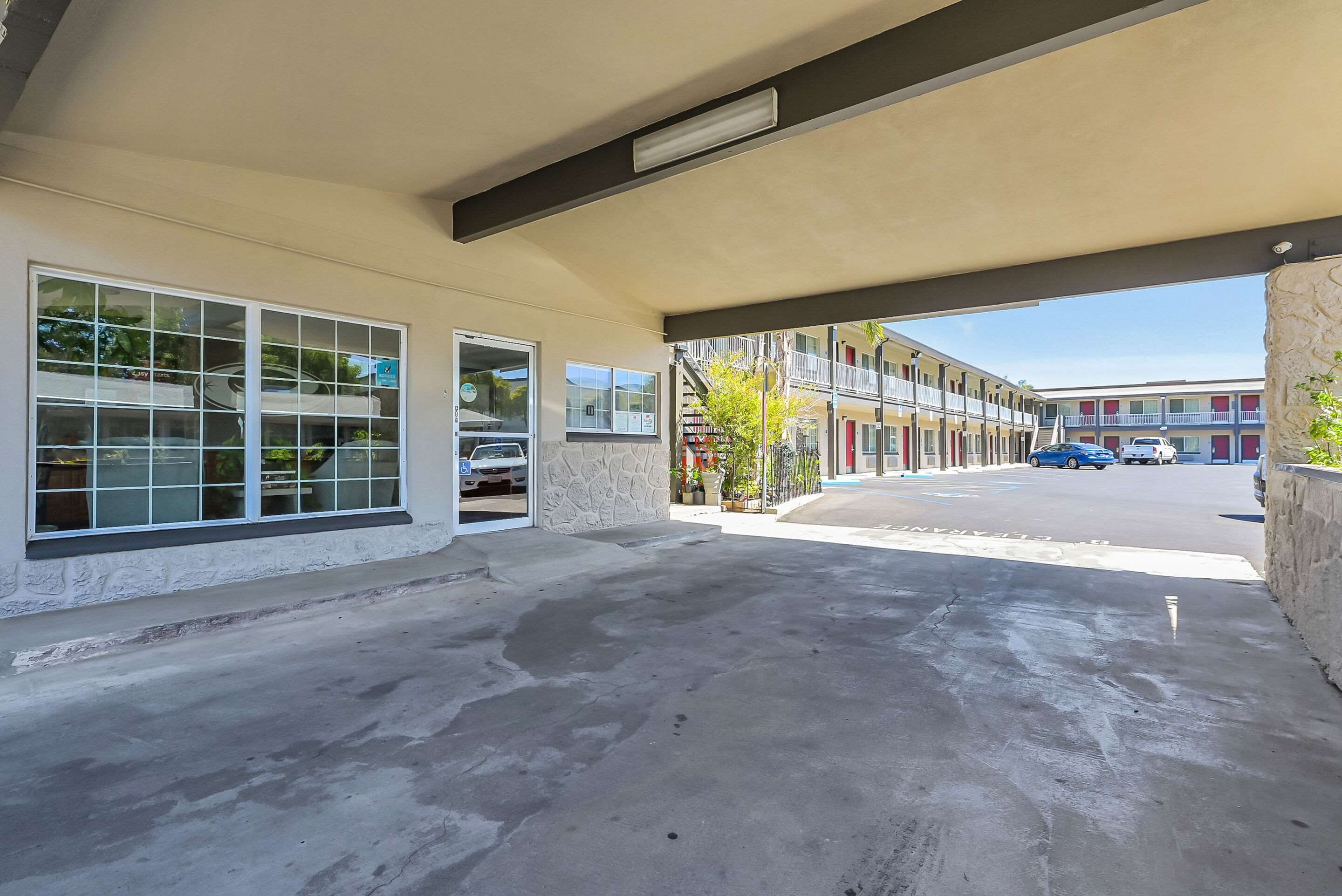 Hotel entrance | Econo Lodge Woodland near I-5