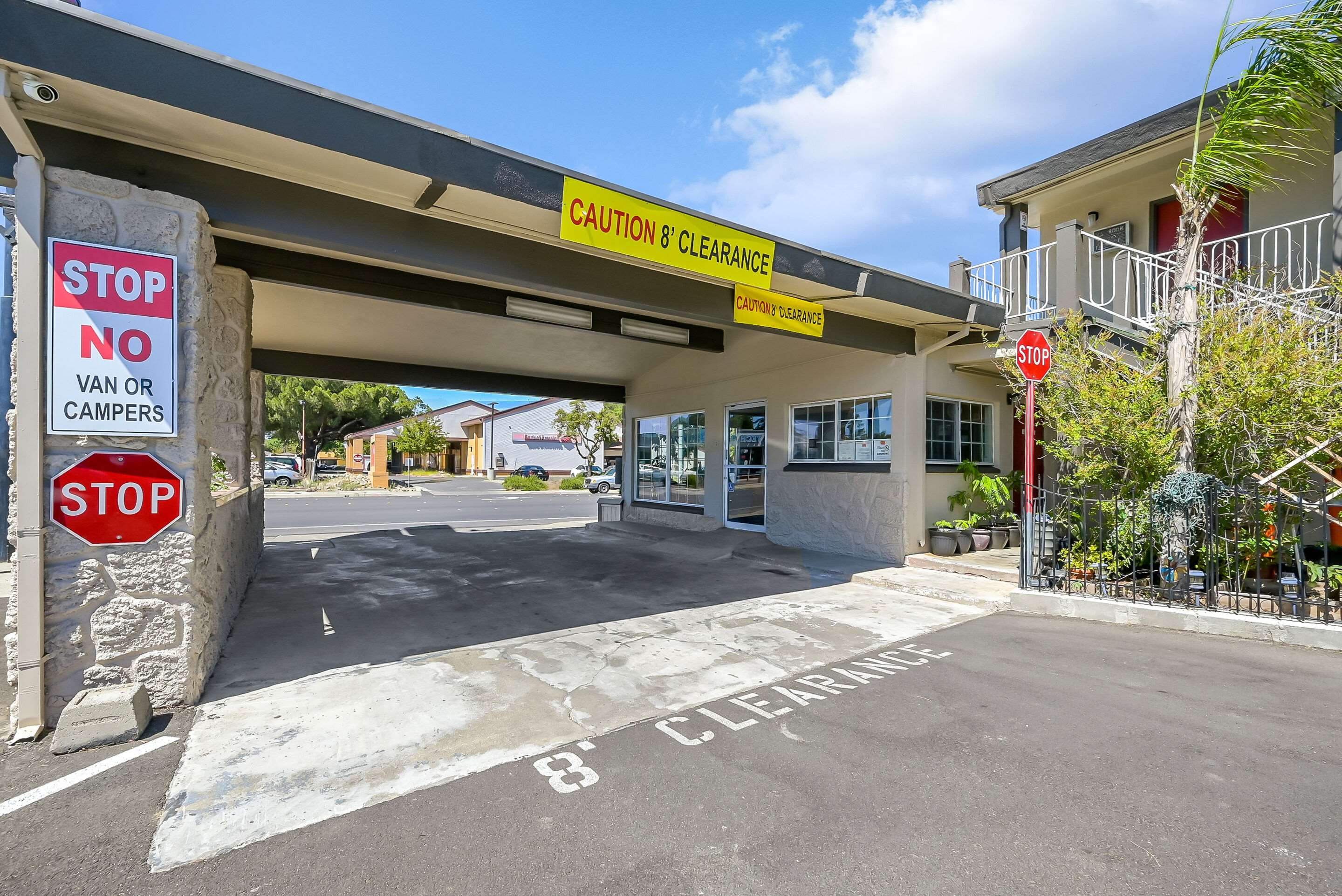 Hotel entrance | Econo Lodge Woodland near I-5