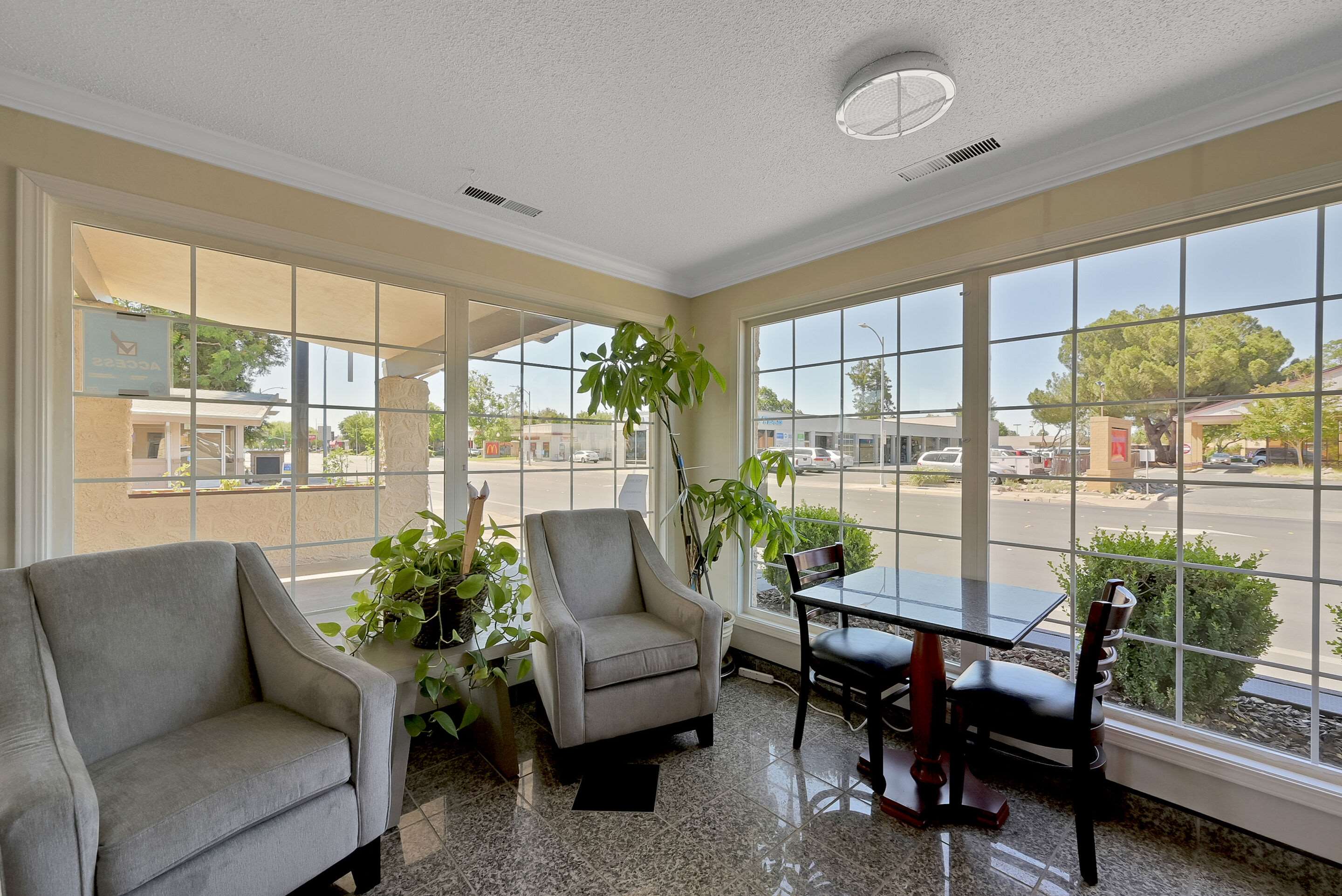 Lobby with sitting area | Econo Lodge Woodland near I-5