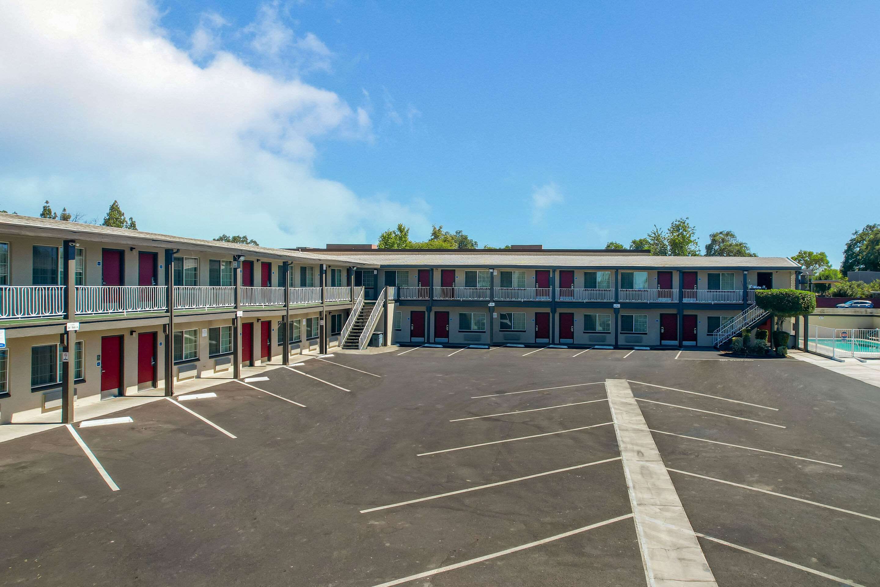Parking | Econo Lodge Woodland near I-5