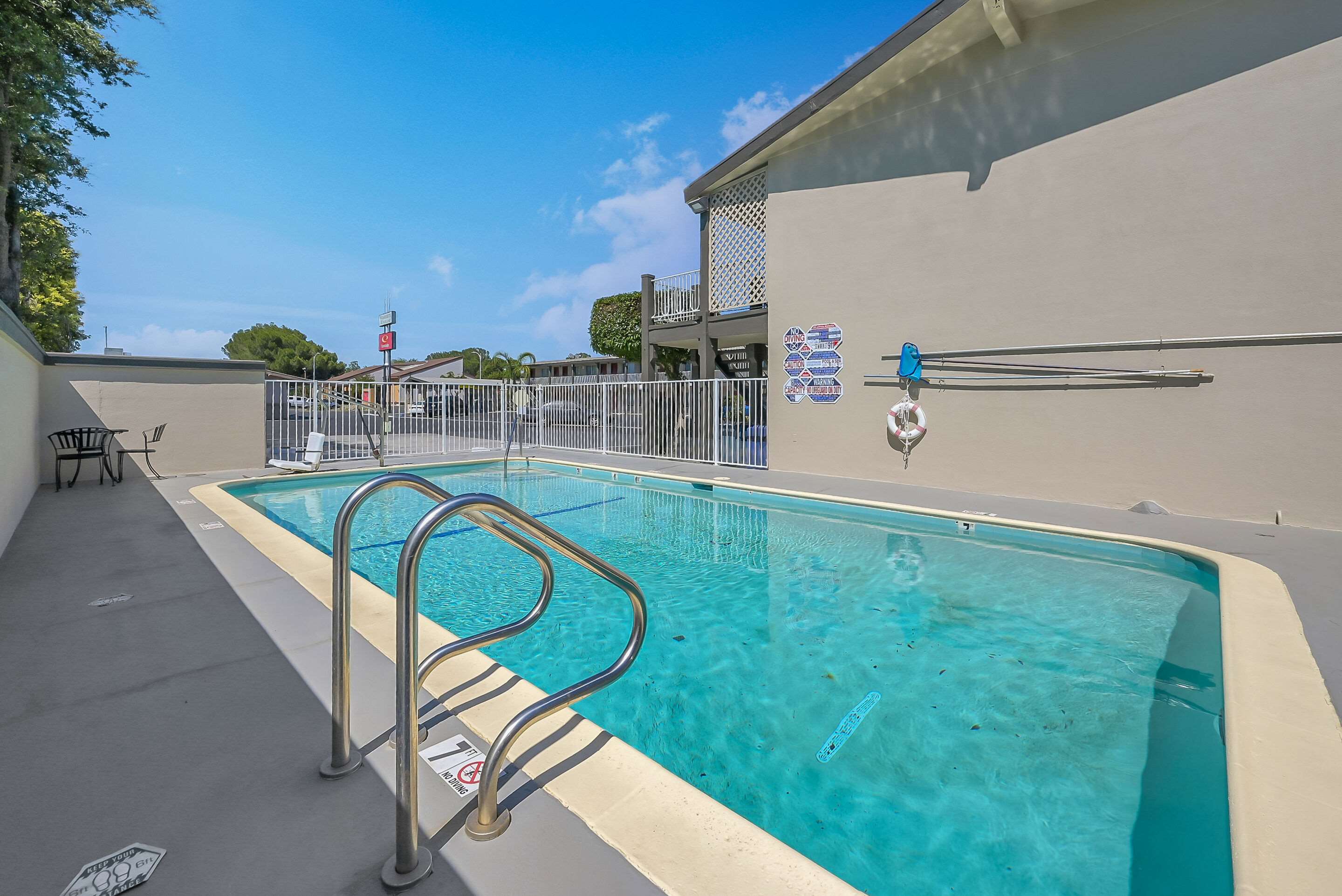 Outdoor pool | Econo Lodge Woodland near I-5