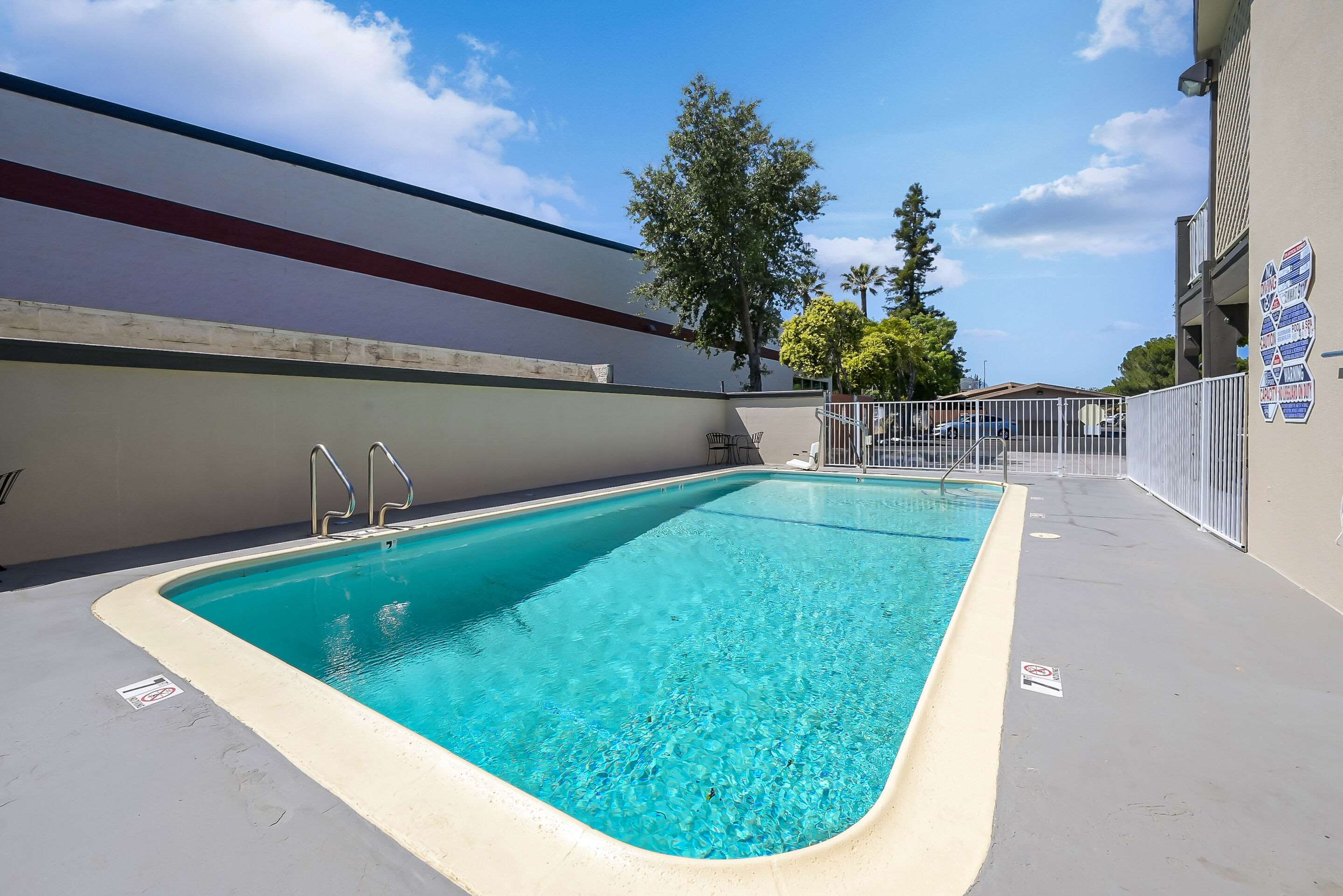 Outdoor pool | Econo Lodge Woodland near I-5