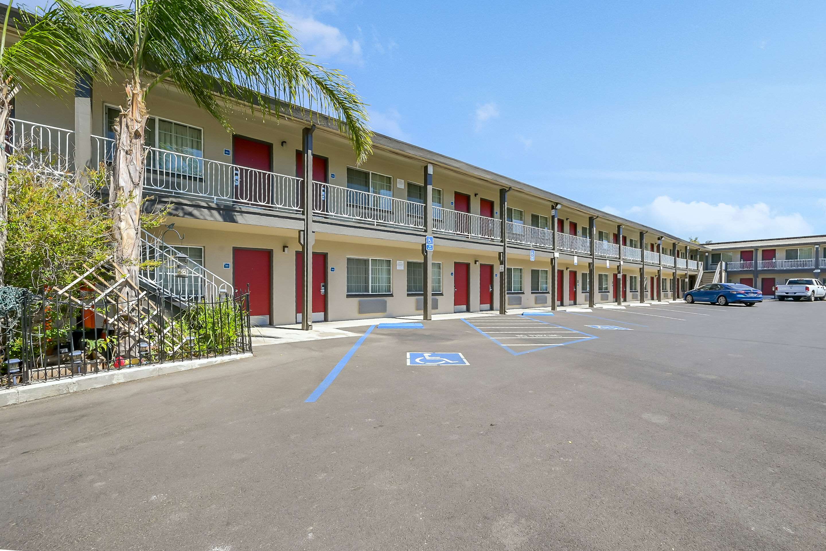 Exterior Corridor | Econo Lodge Woodland near I-5