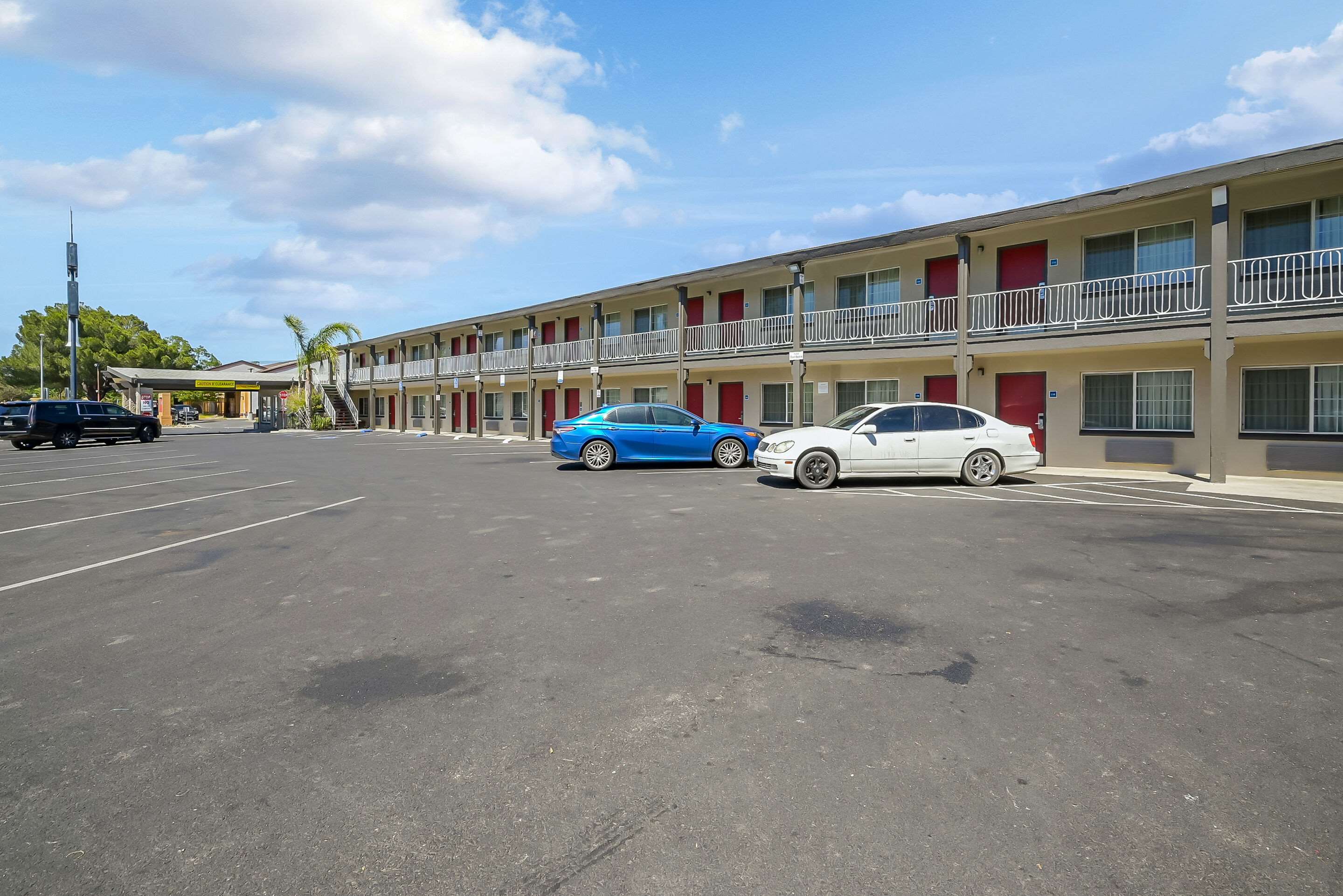 Exterior Corridor | Econo Lodge Woodland near I-5