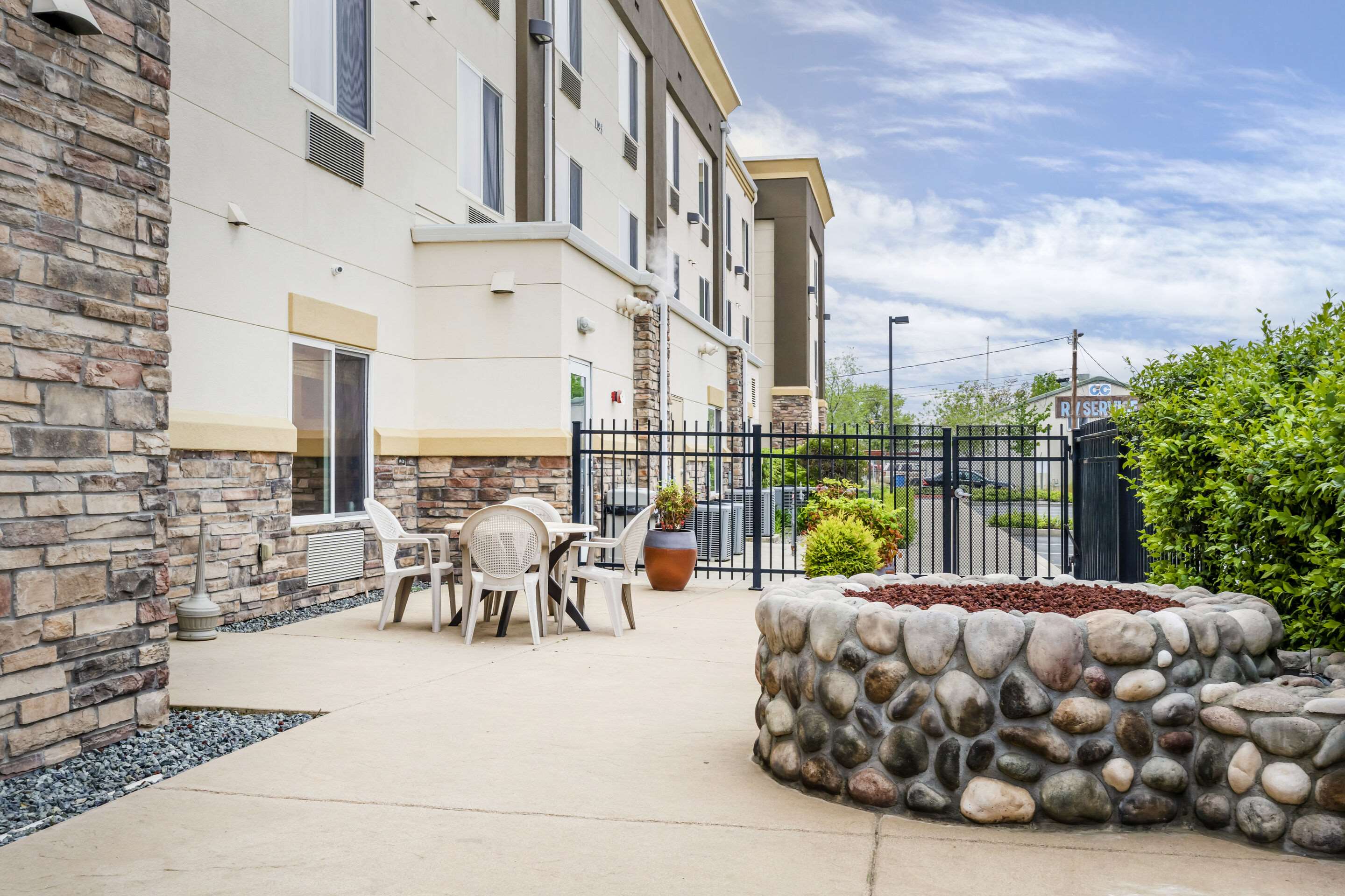 Hotel exterior | Comfort Suites Redding - Shasta Lake