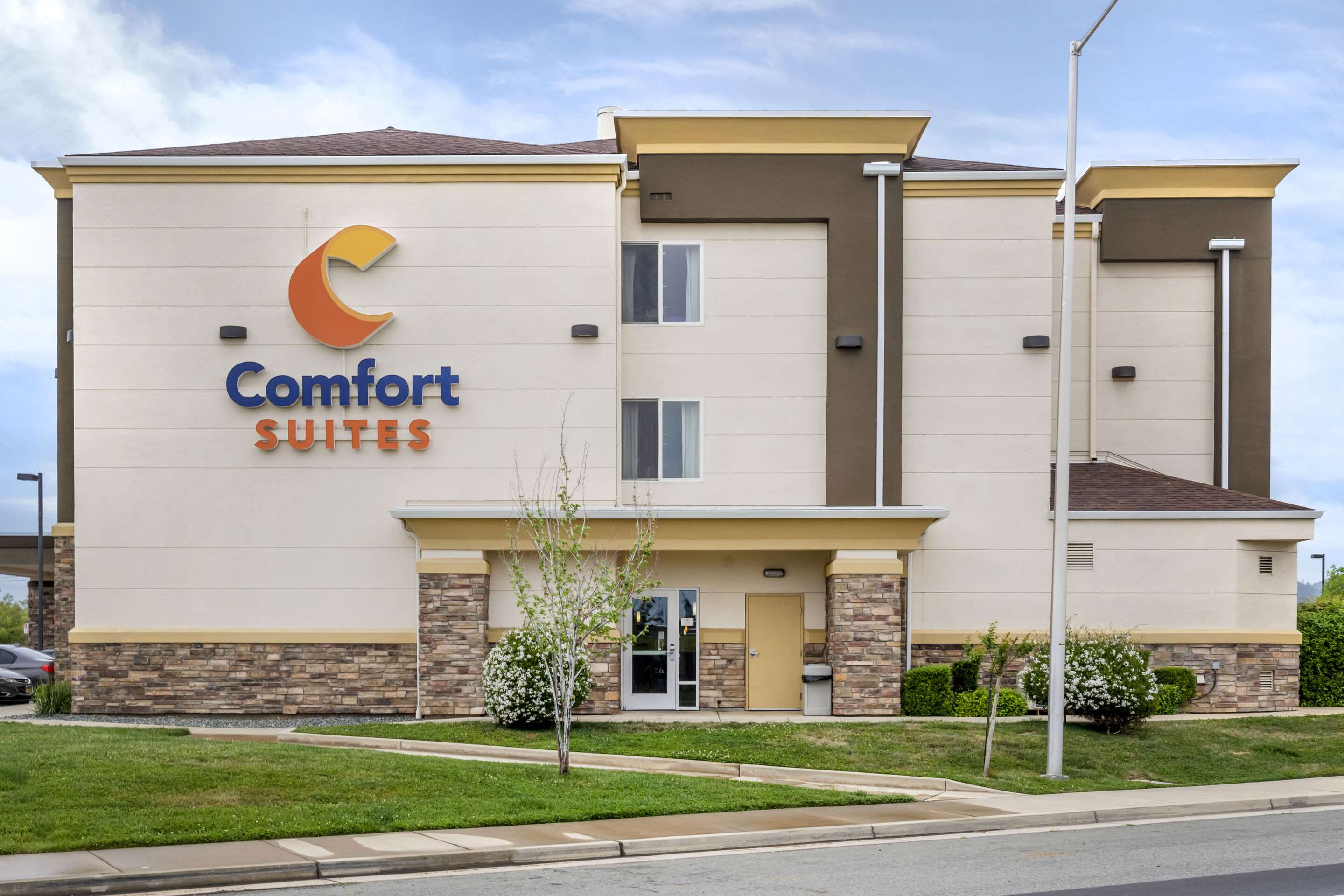 Hotel exterior | Comfort Suites Redding - Shasta Lake