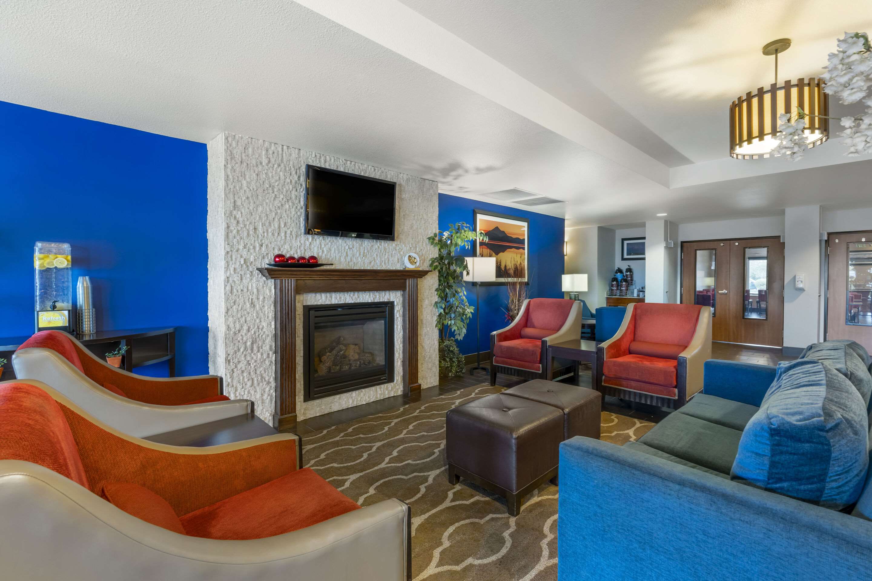 Spacious lobby | Comfort Suites Redding - Shasta Lake
