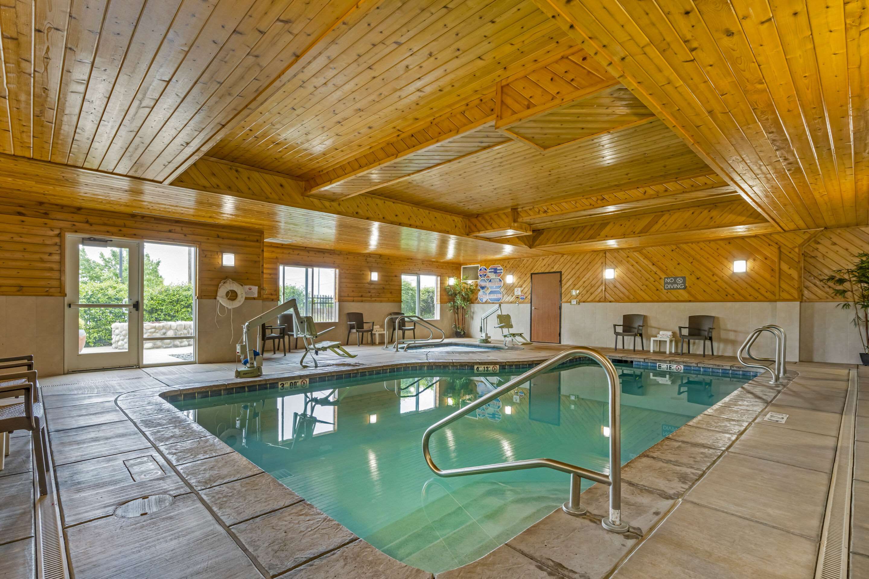 Indoor pool | Comfort Suites Redding - Shasta Lake