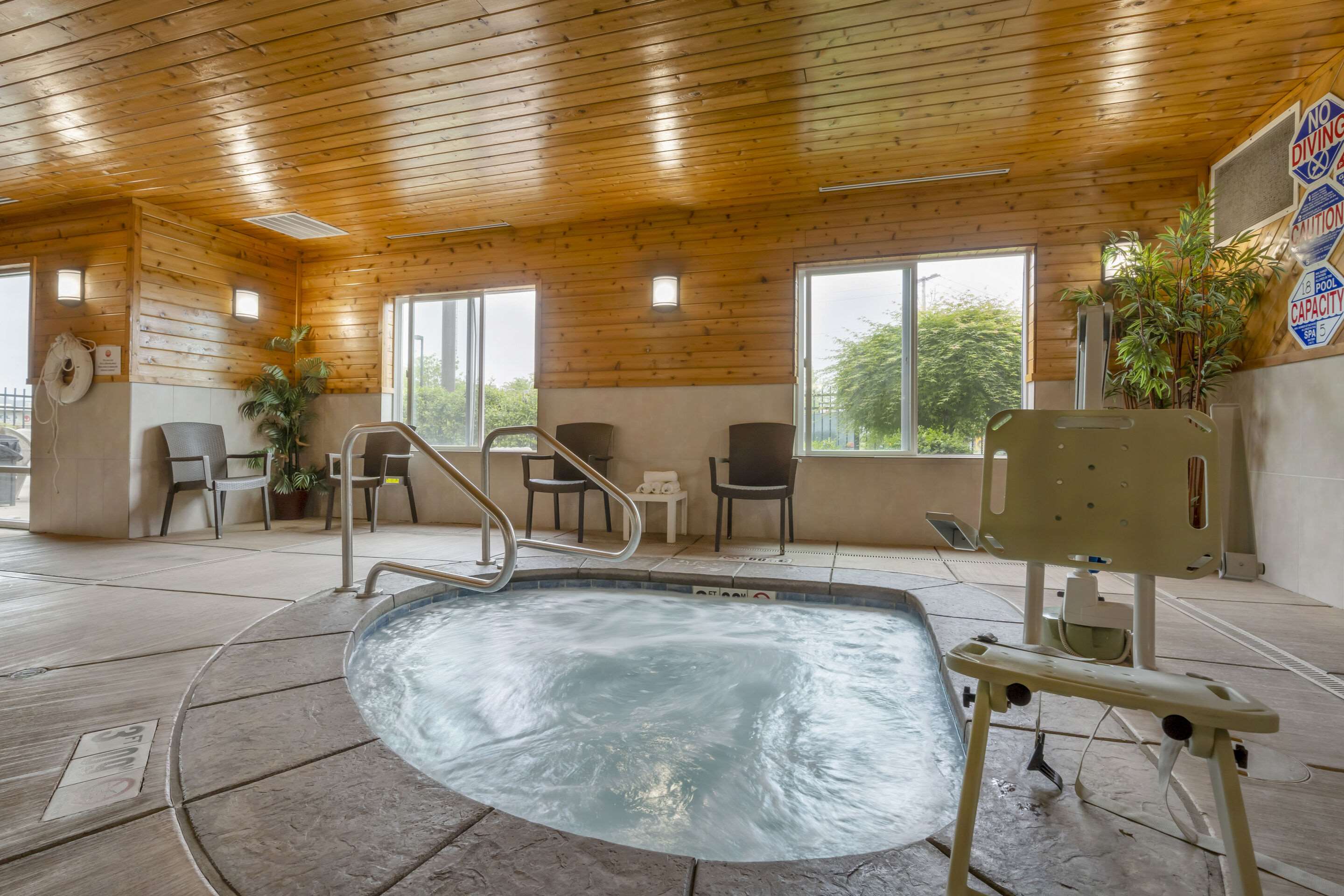 Indoor hot tub | Comfort Suites Redding - Shasta Lake