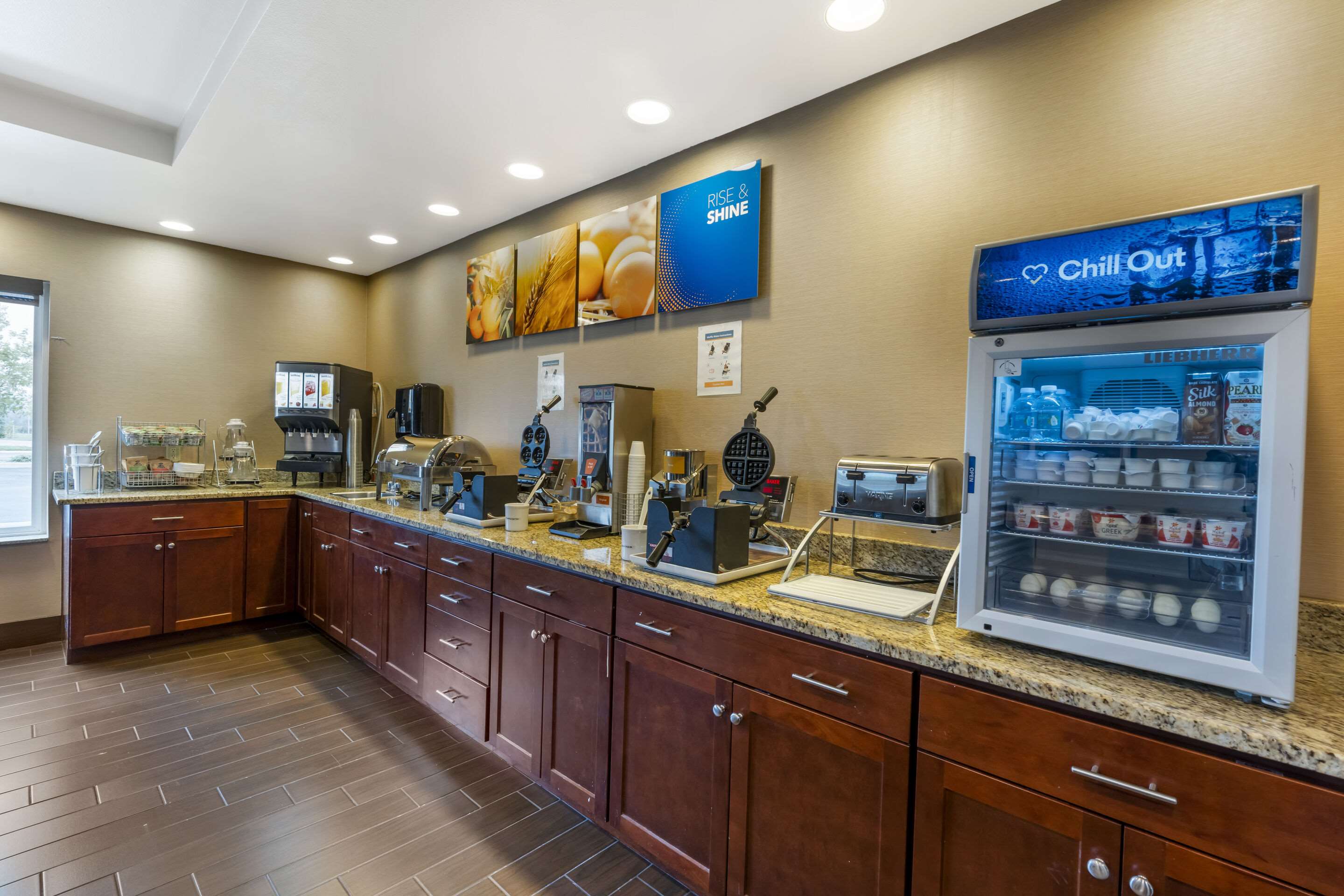 Breakfast counter | Comfort Suites Redding - Shasta Lake