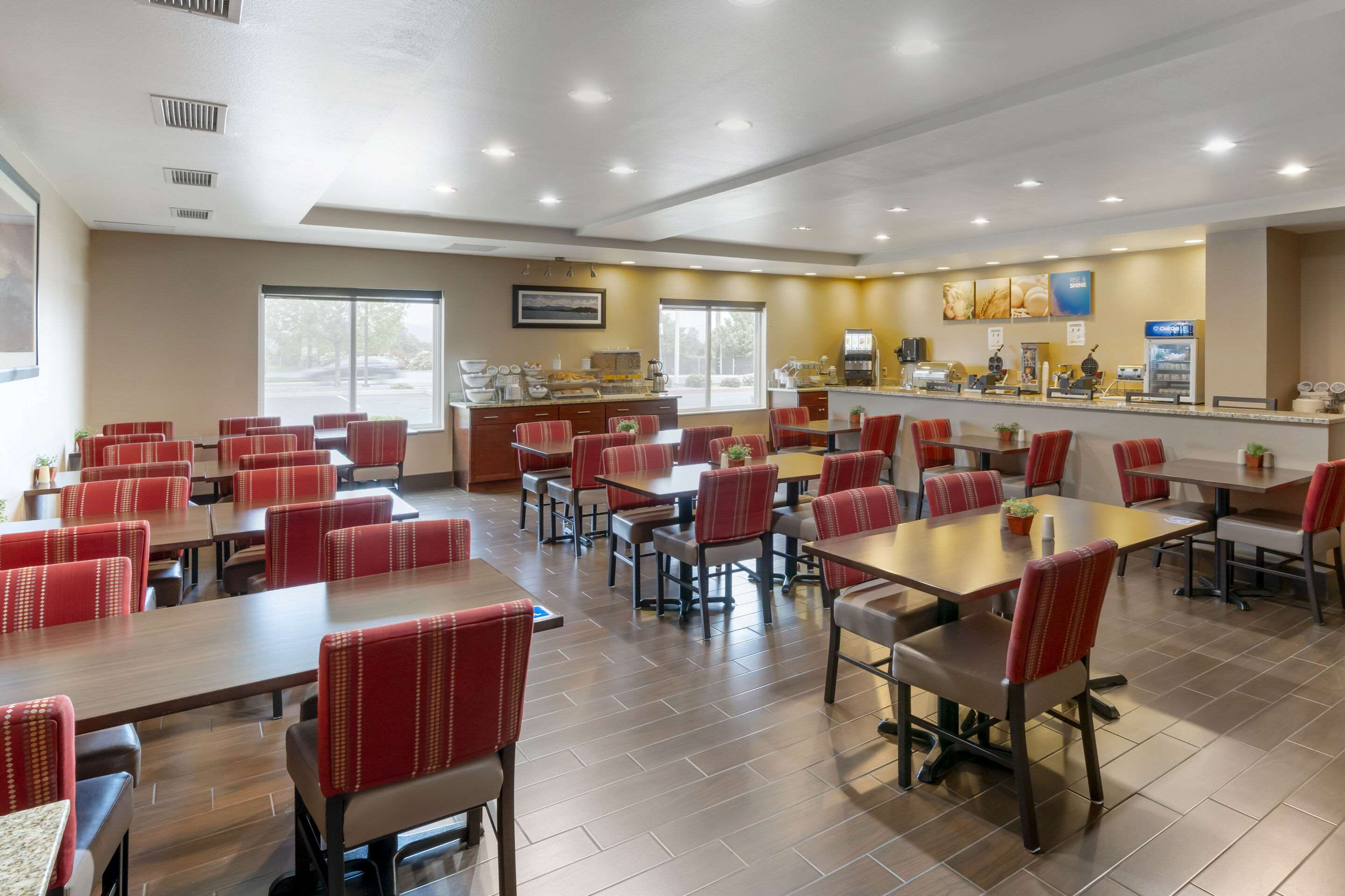 Breakfast area | Comfort Suites Redding - Shasta Lake