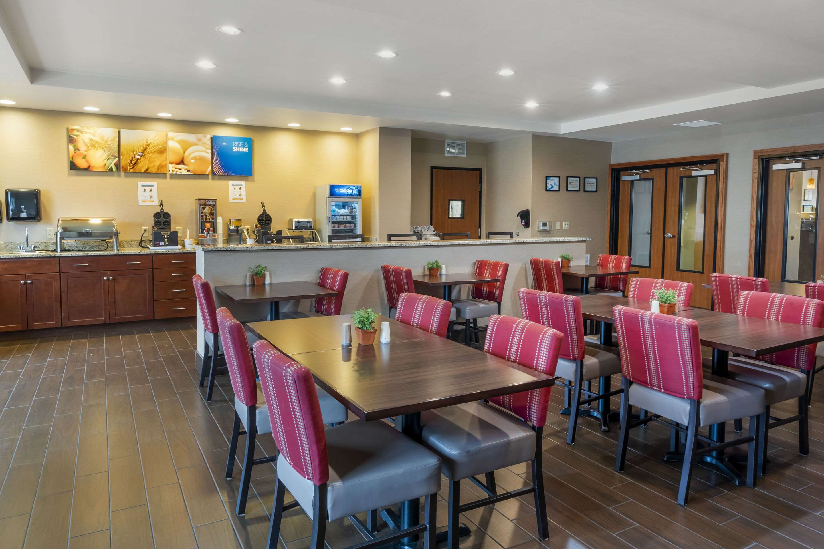 Spacious breakfast area | Comfort Suites Redding - Shasta Lake