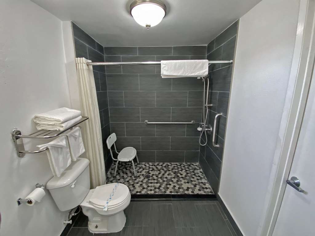 RODEWAY INN-guestroom-Guest Room,Bathroom,On-Site.jpg