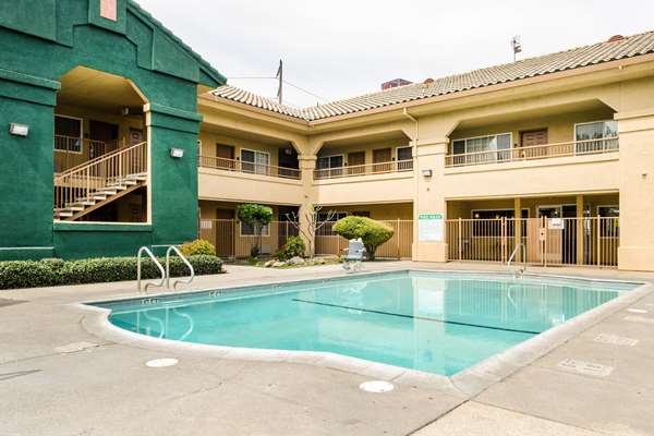 Pool - Quality Inn & Suites Lathrop - I-5, Exit 462