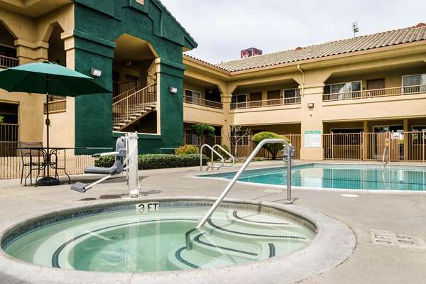 Pool - Quality Inn & Suites Lathrop - I-5, Exit 462