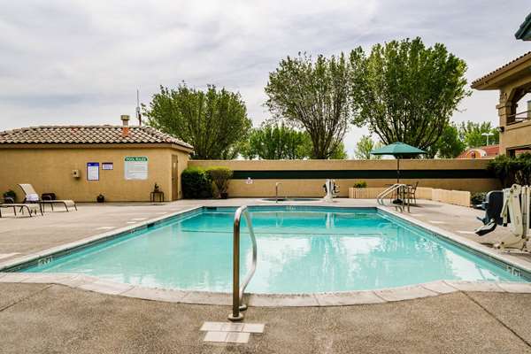 Pool - Quality Inn & Suites Lathrop - I-5, Exit 462