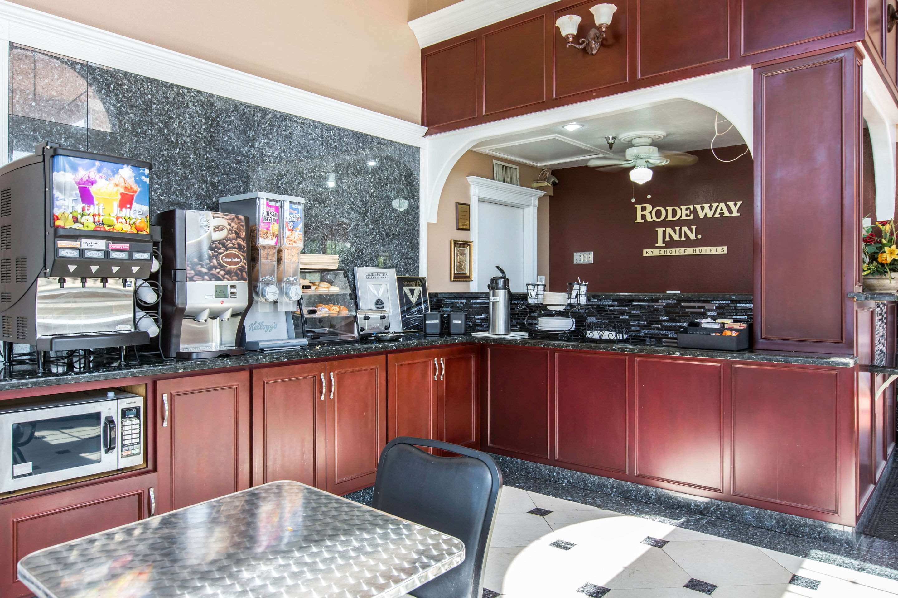 Breakfast area | Rodeway Inn Cypress