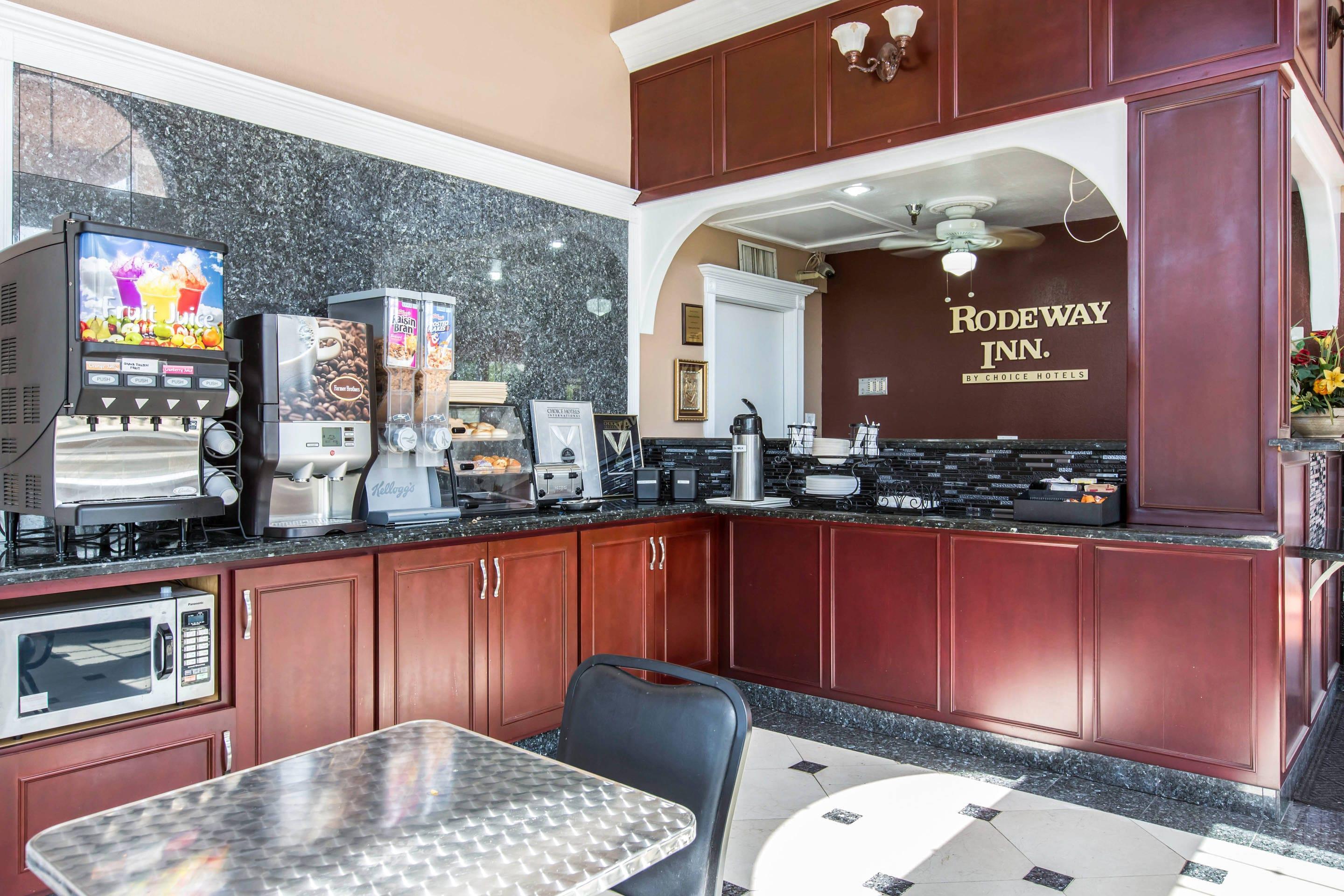 Breakfast area | Rodeway Inn Cypress - Buena Park