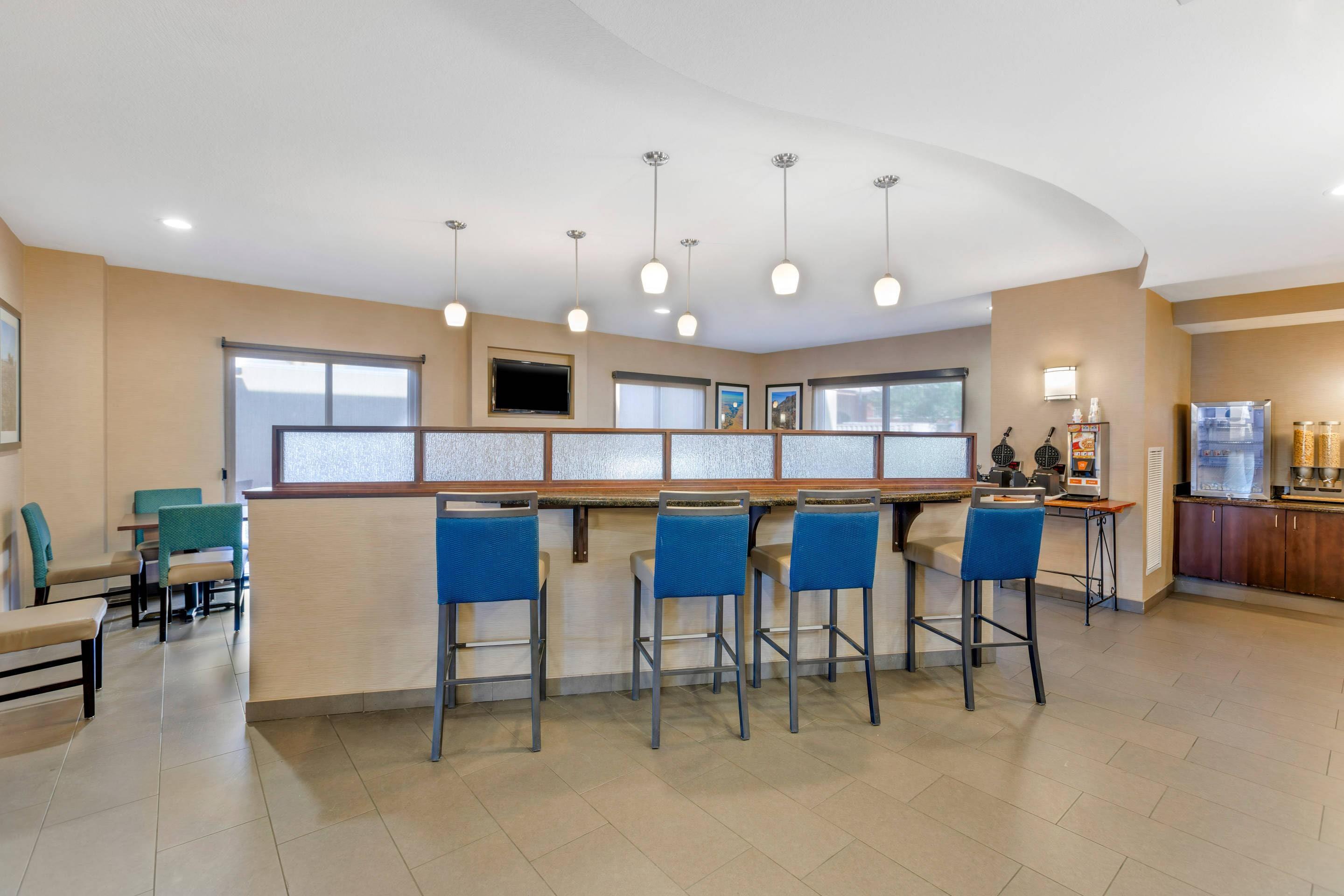 Breakfast area | Comfort Suites Blythe