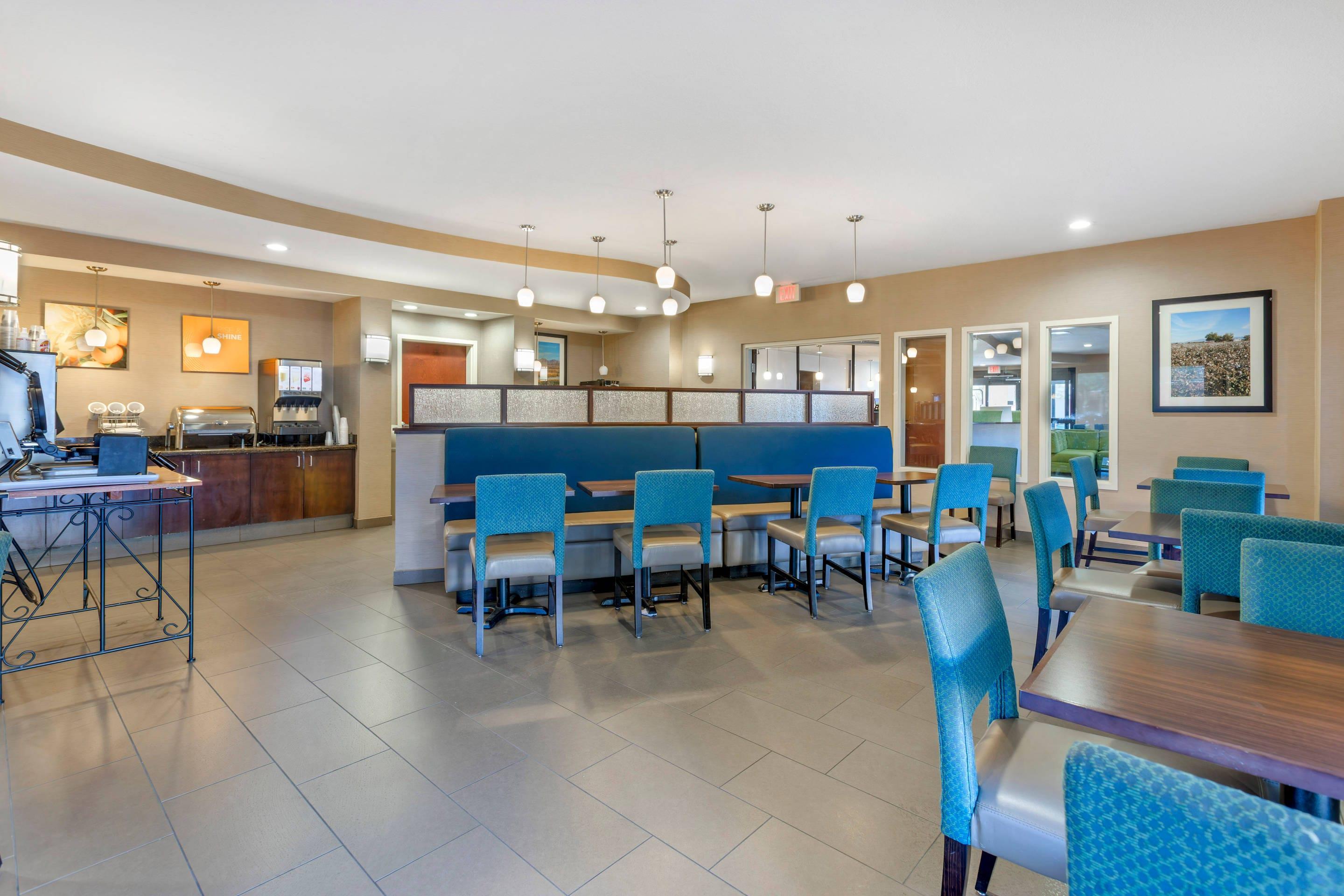 Breakfast area | Comfort Suites Blythe