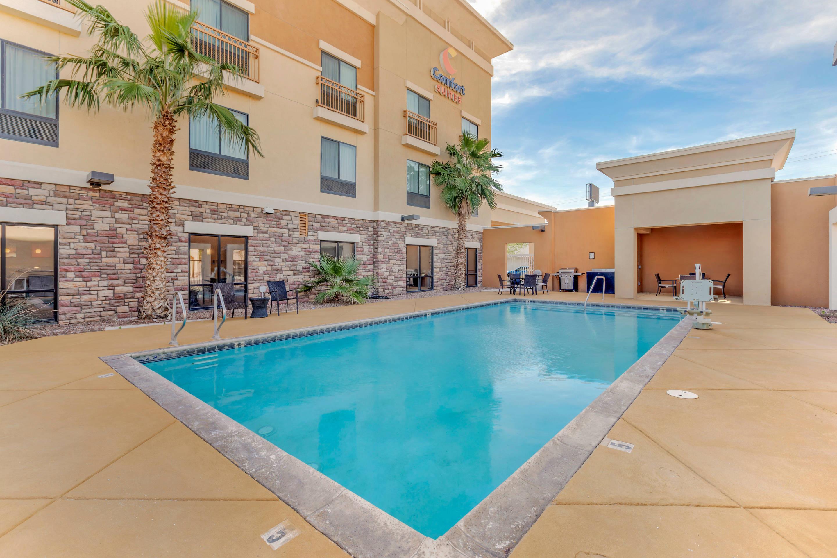 Outdoor pool | Comfort Suites Blythe