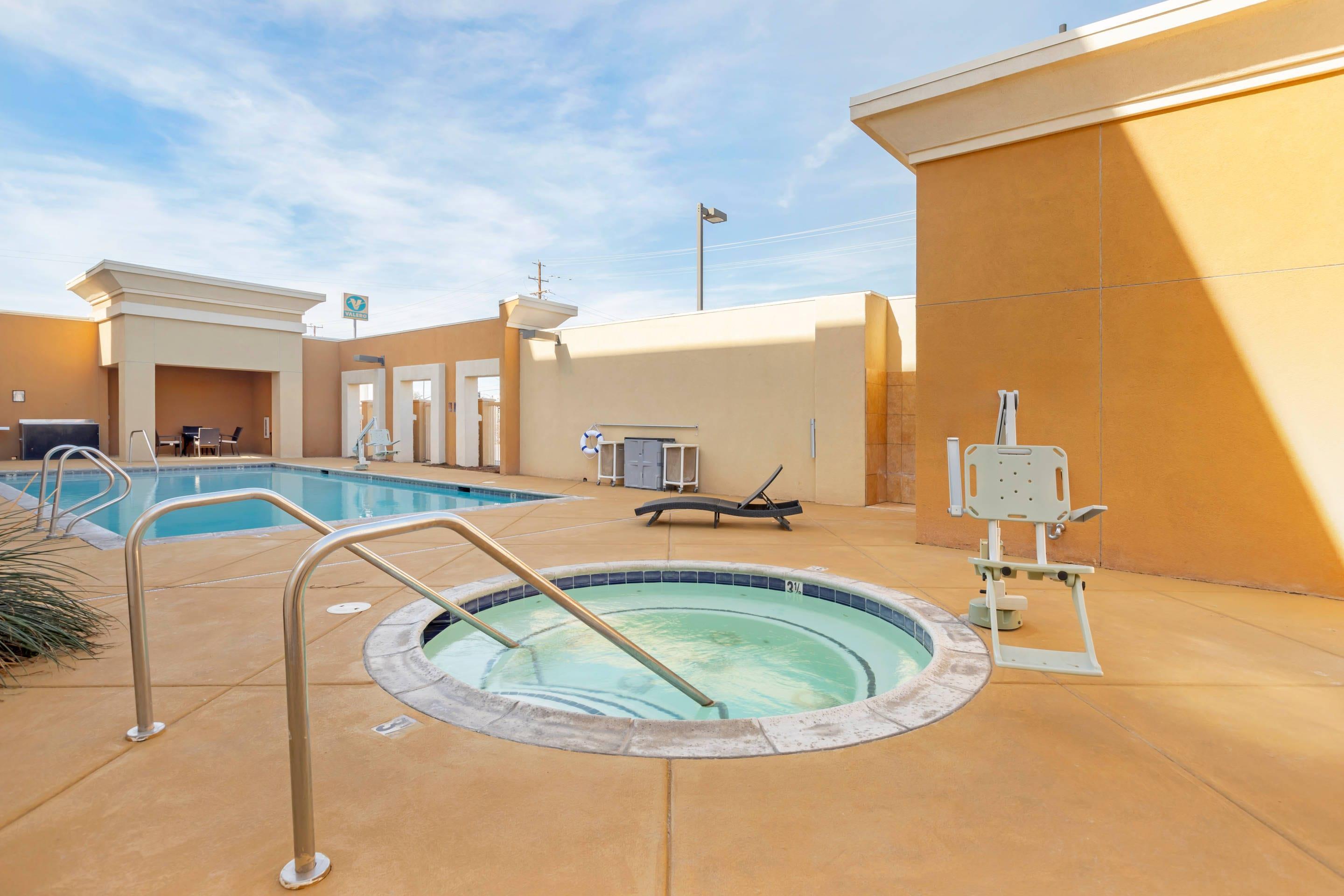 Outdoor hot tub | Comfort Suites Blythe