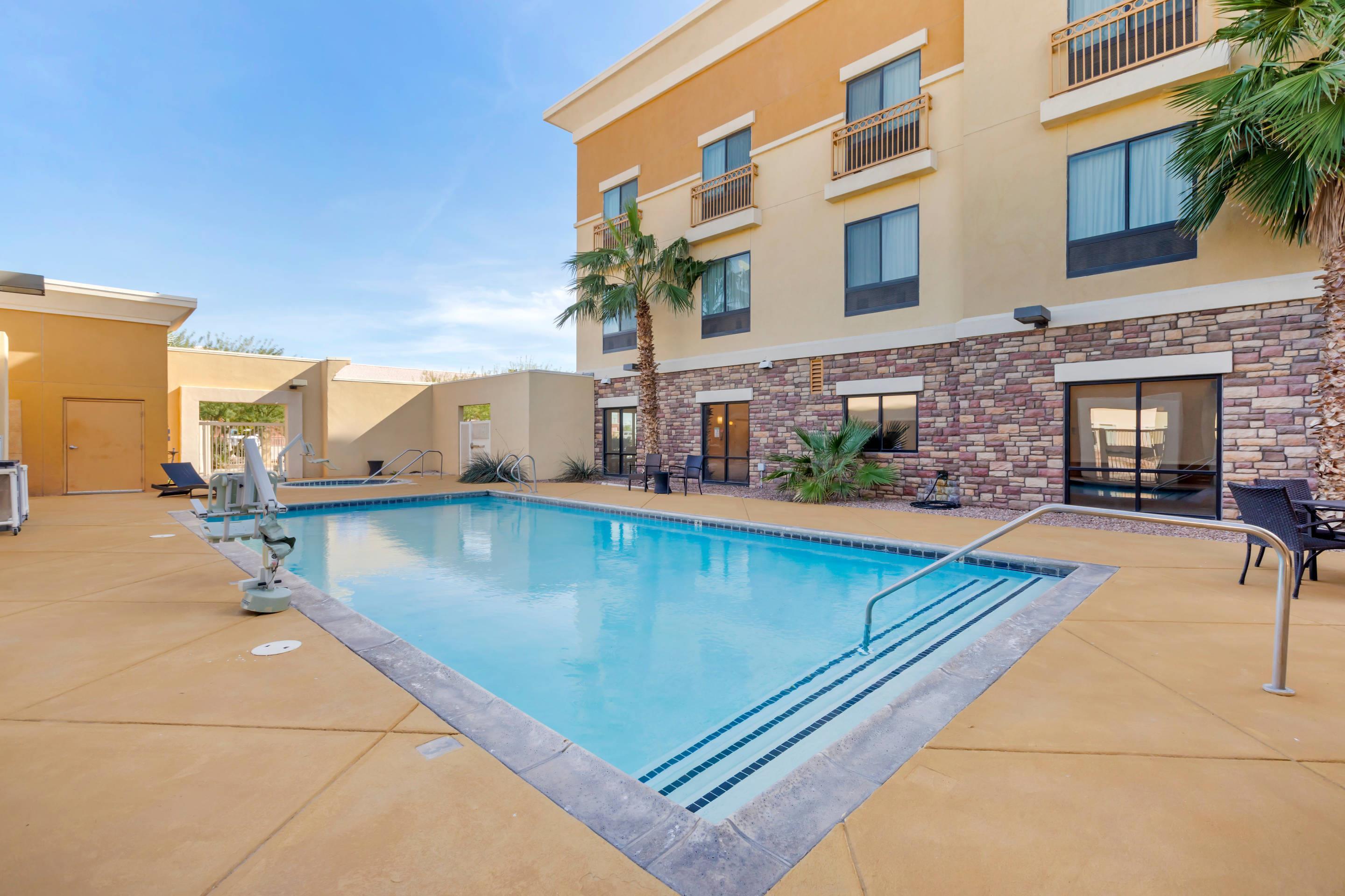 Outdoor pool | Comfort Suites Blythe