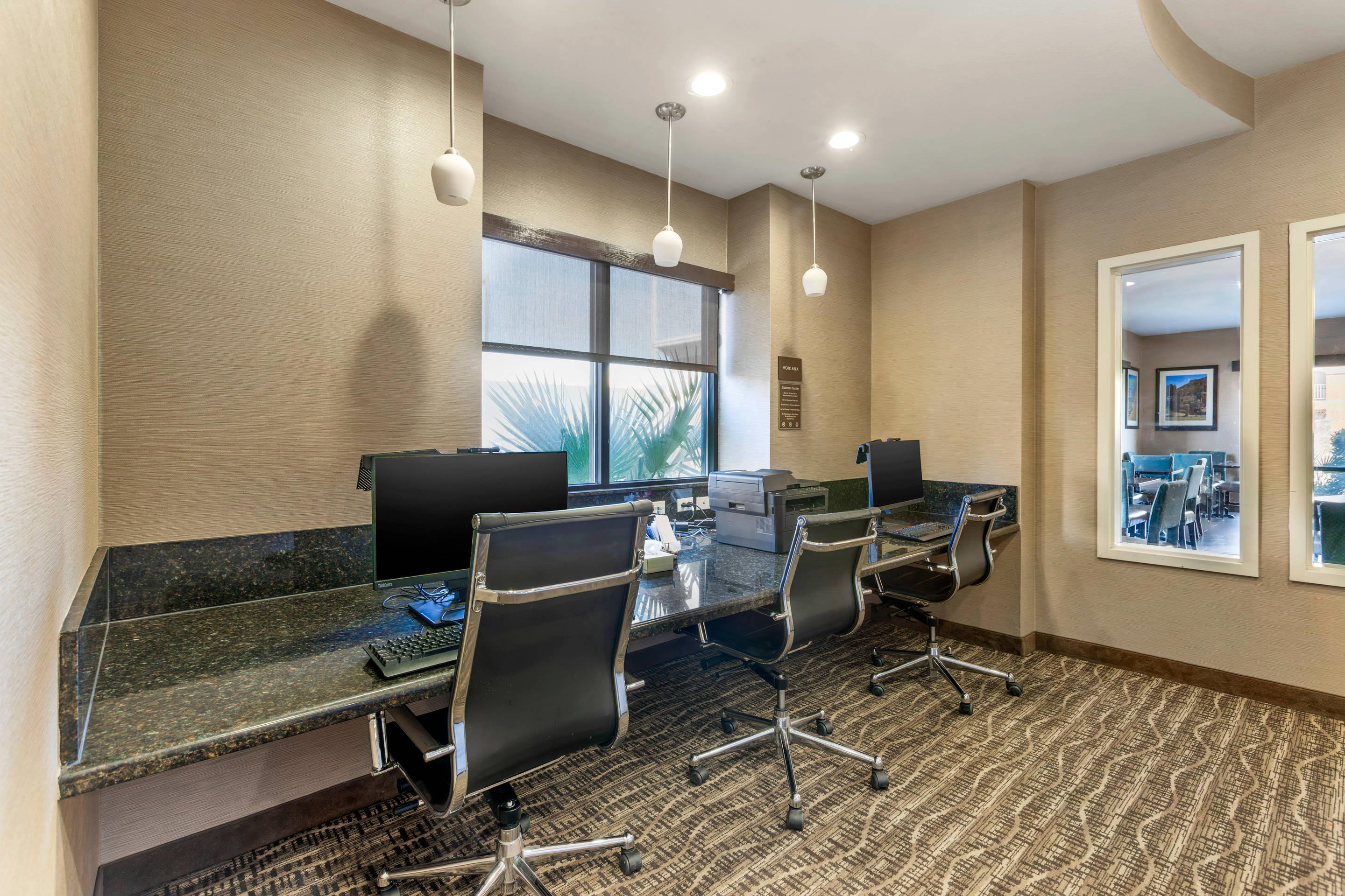Computer in the lobby | Comfort Suites Blythe