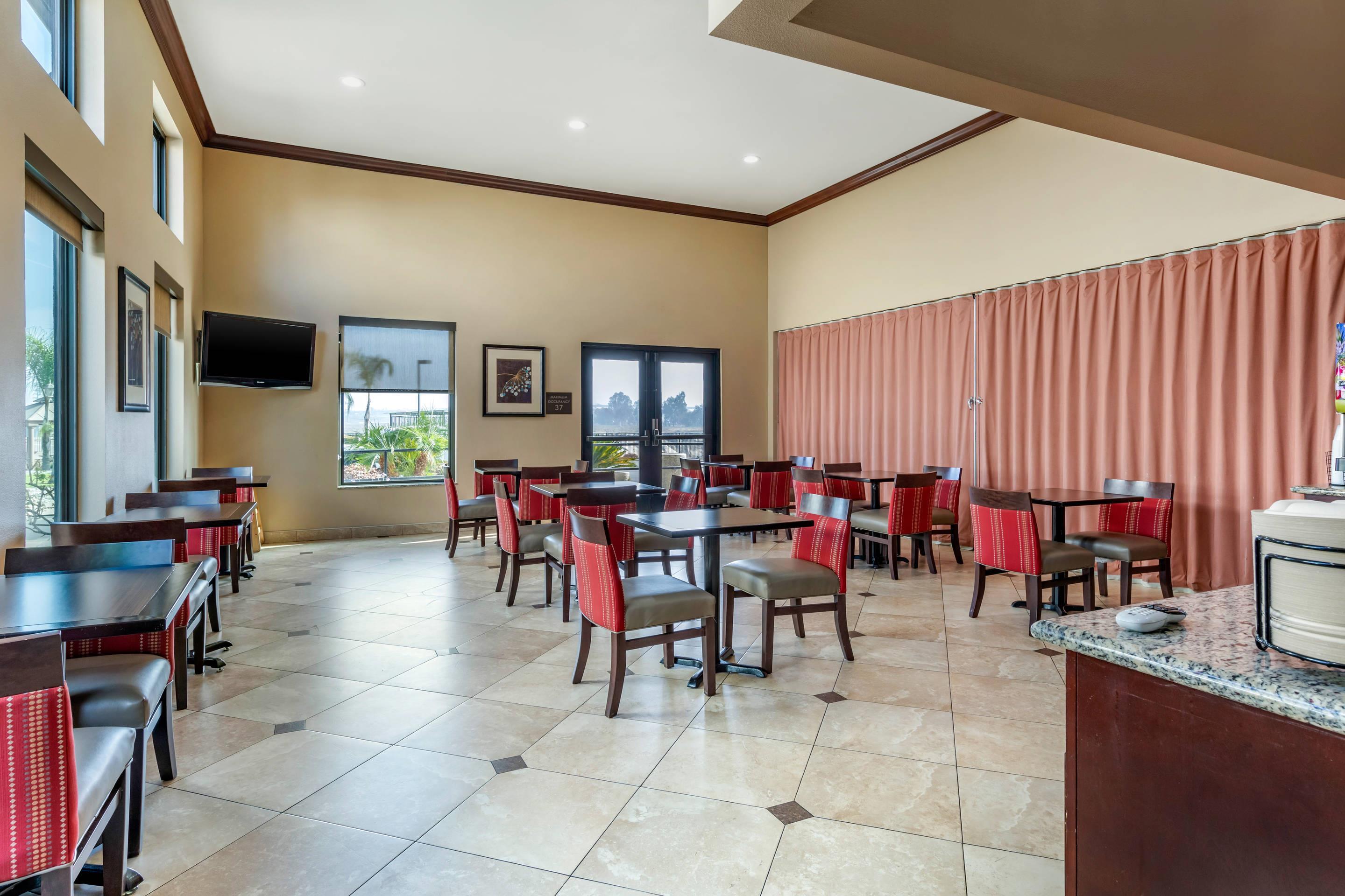 Breakfast area | Comfort Inn And Suites Colton