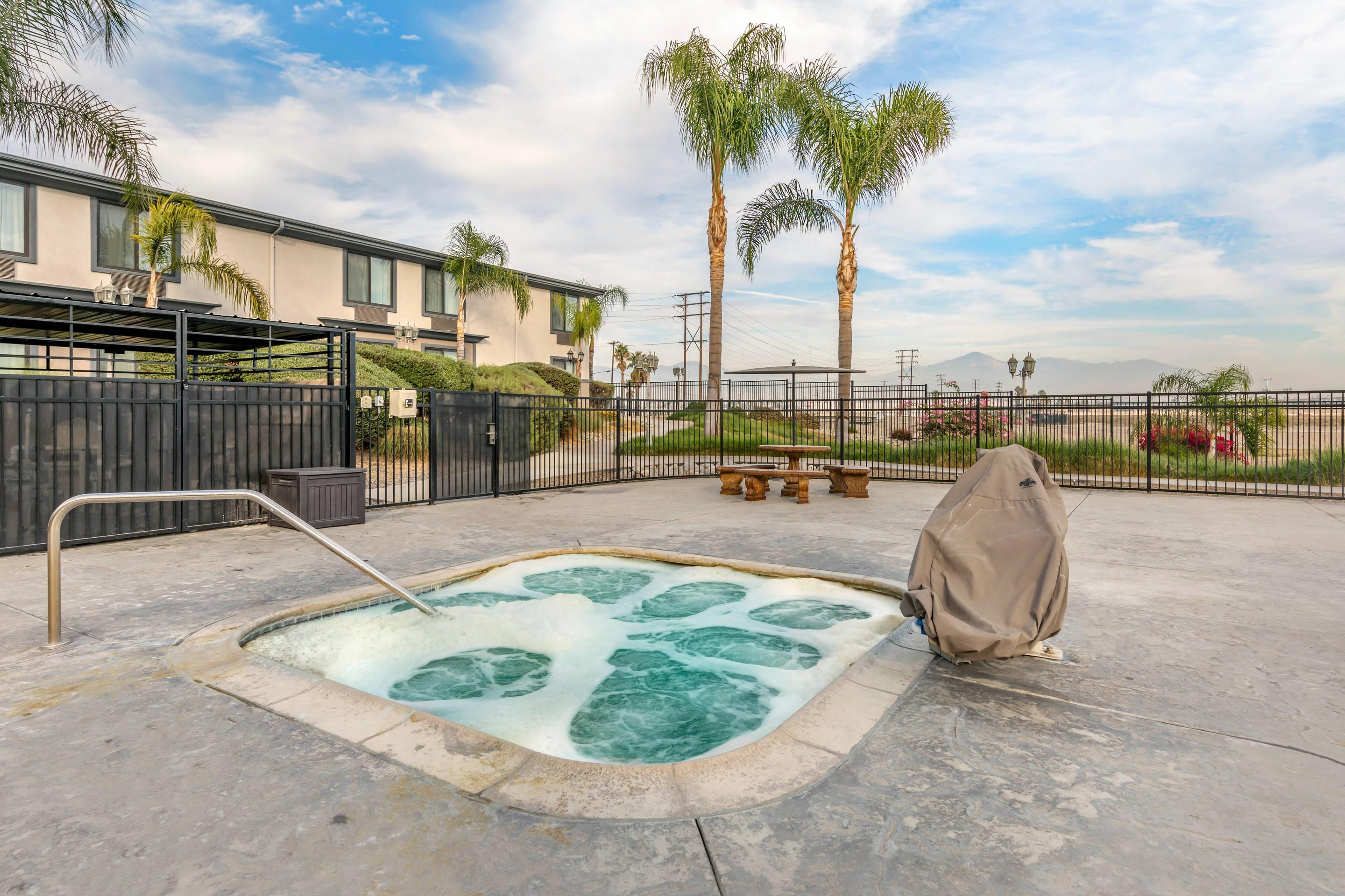 Outdoor hot tub | Comfort Inn And Suites Colton