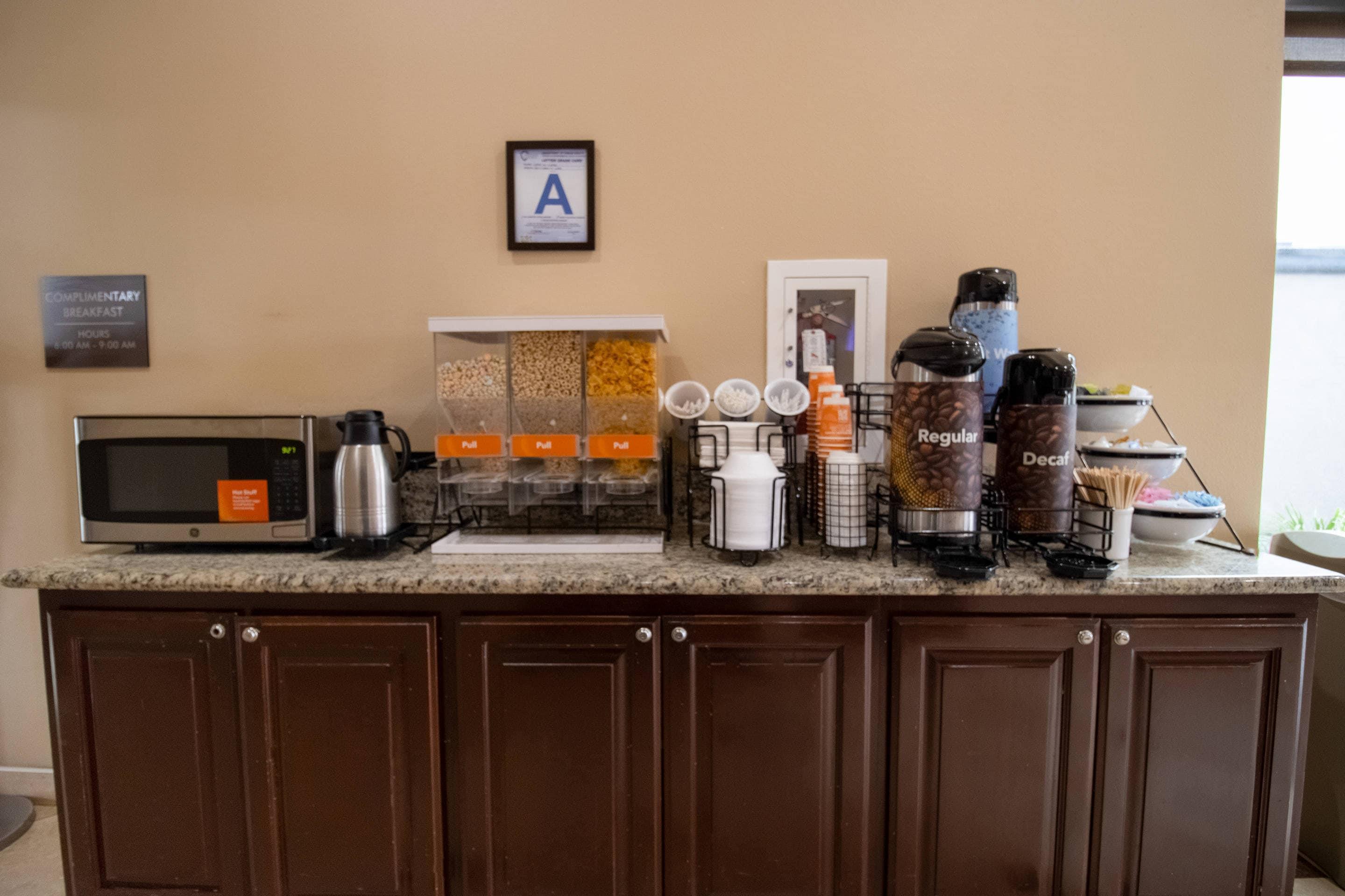 Breakfast area | Comfort Inn And Suites Colton