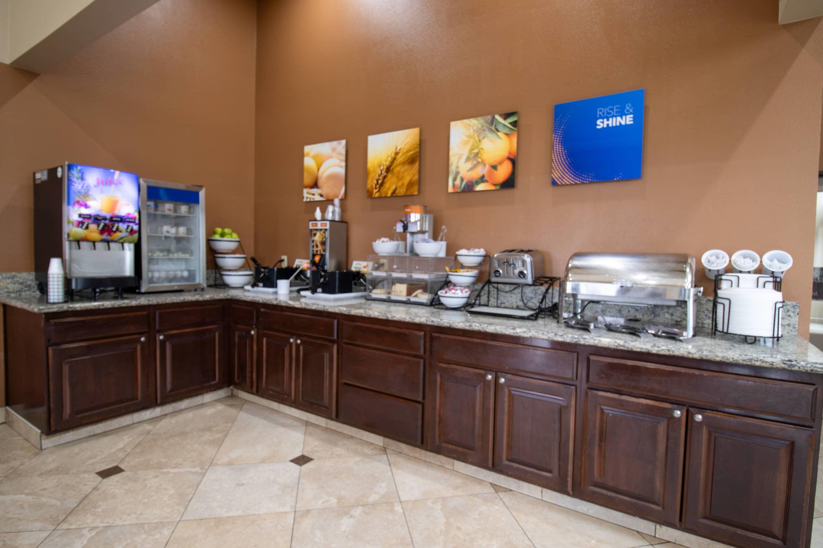 Breakfast area | Comfort Inn And Suites Colton