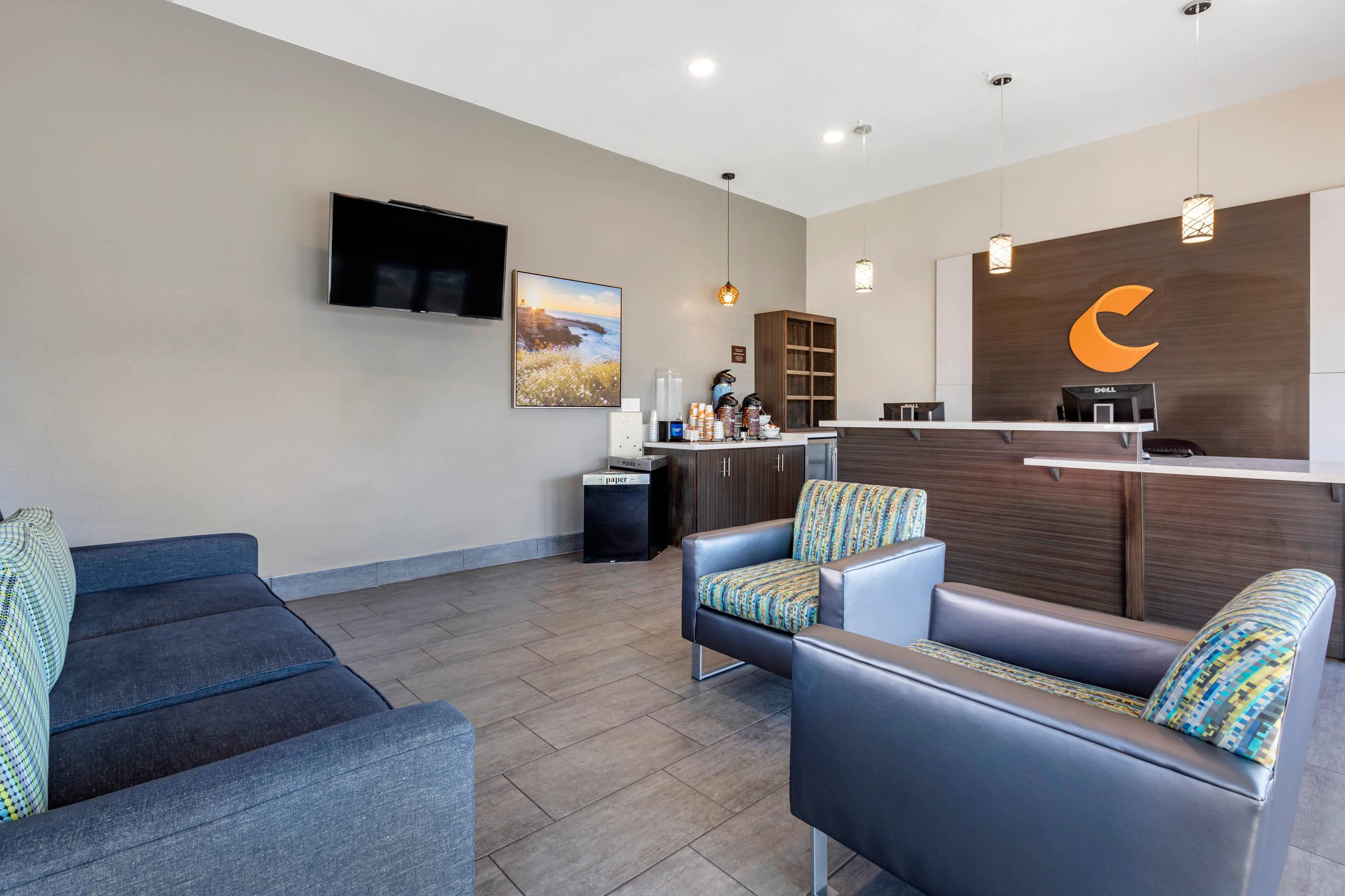 Lobby with sitting area | Comfort Inn San Diego Miramar