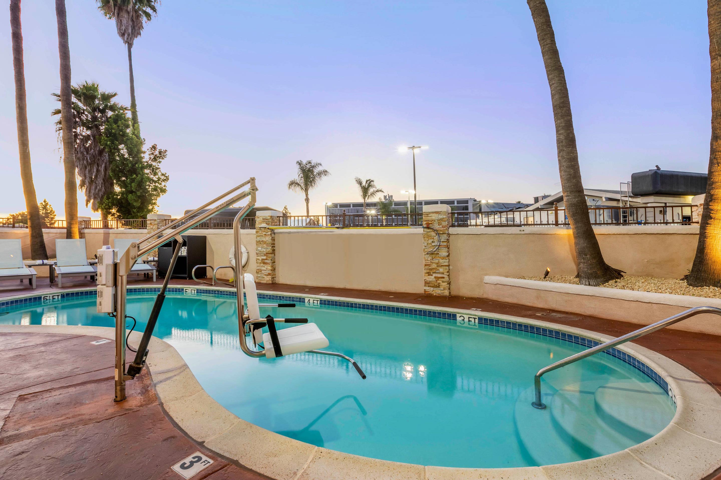 Outdoor pool | Comfort Inn San Diego Miramar