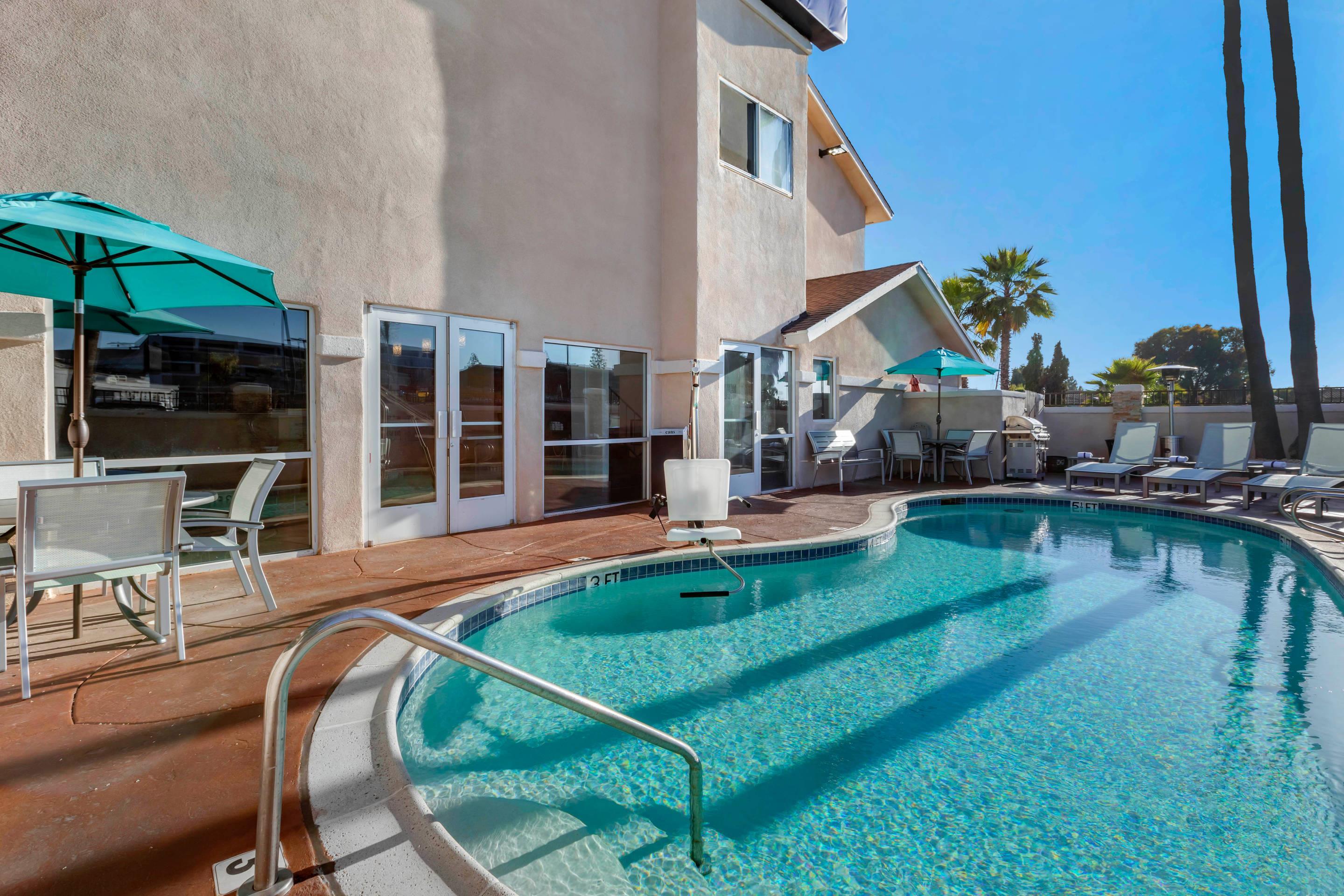 Outdoor pool | Comfort Inn San Diego Miramar