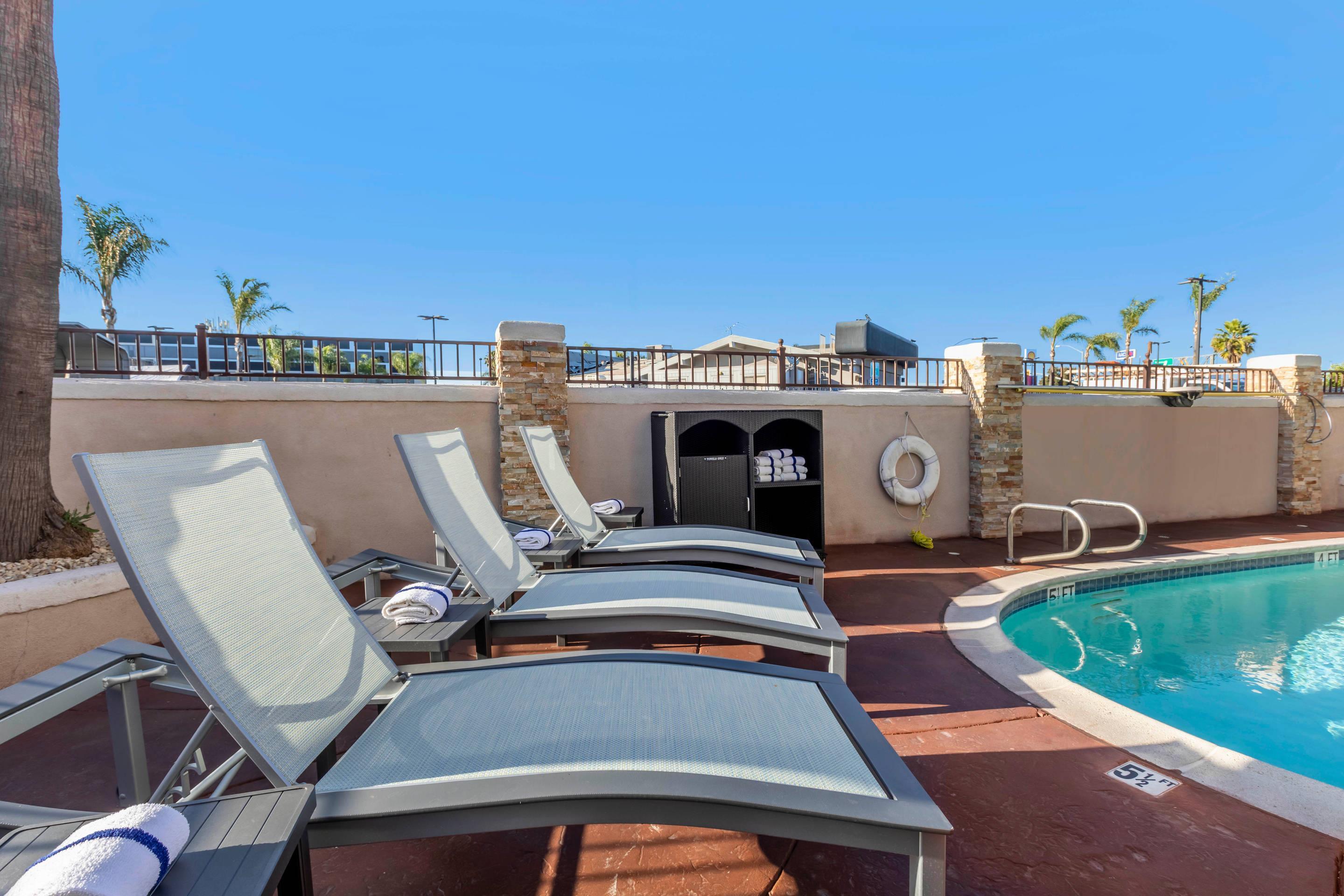 Outdoor pool | Comfort Inn San Diego Miramar