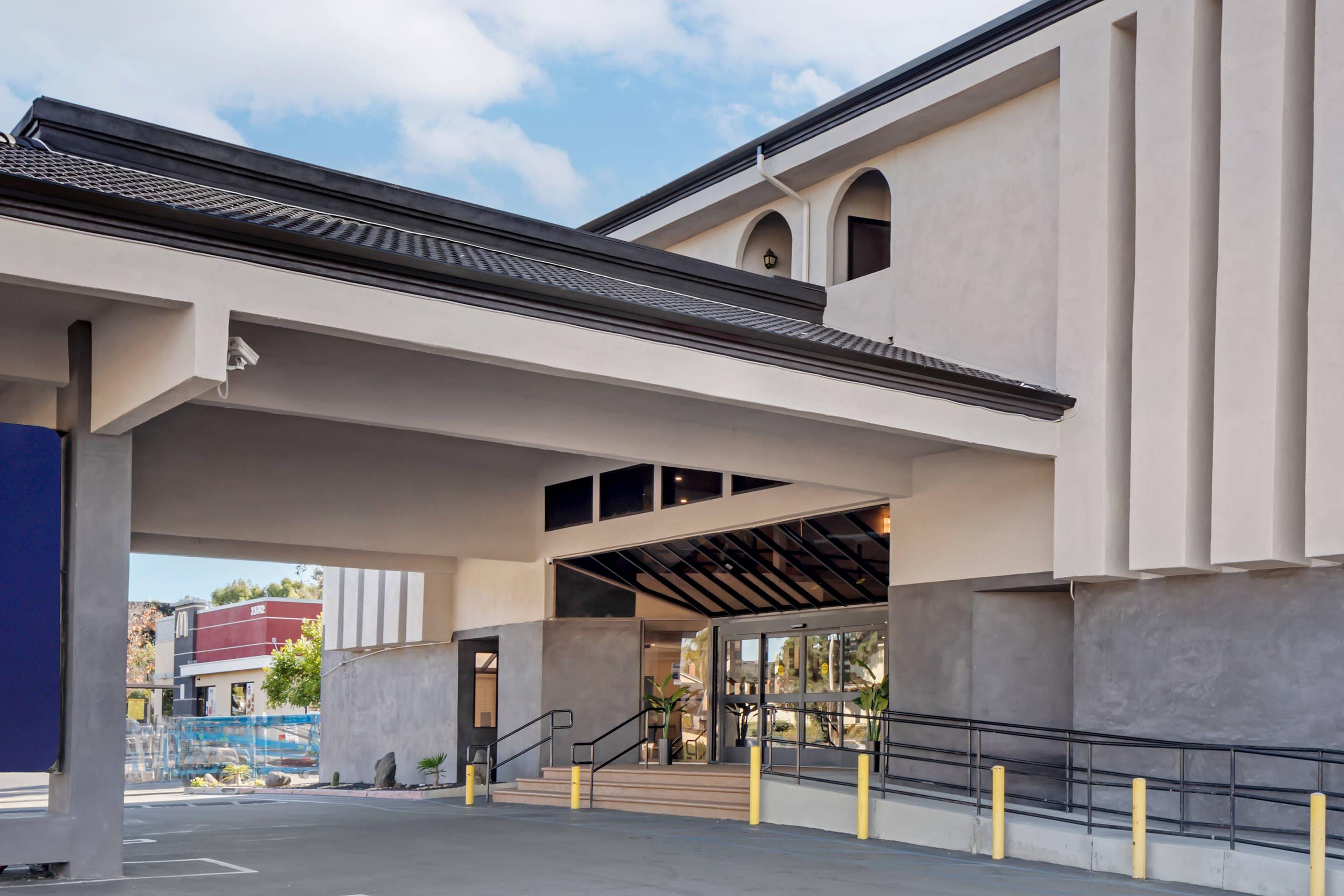 Hotel Entrance | Comfort Inn & Suites Irvine Spectrum