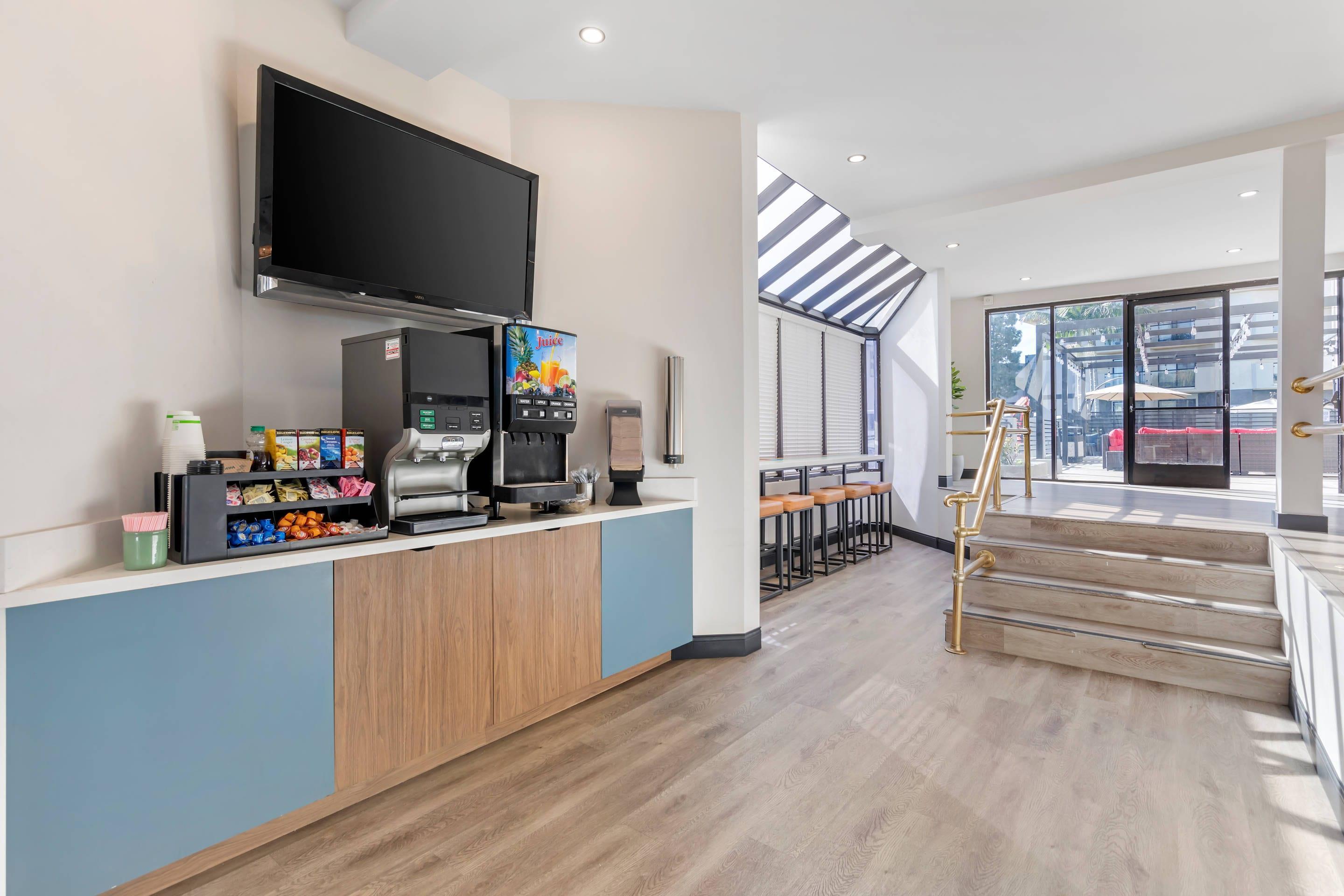 Breakfast area | Comfort Inn & Suites Irvine Spectrum