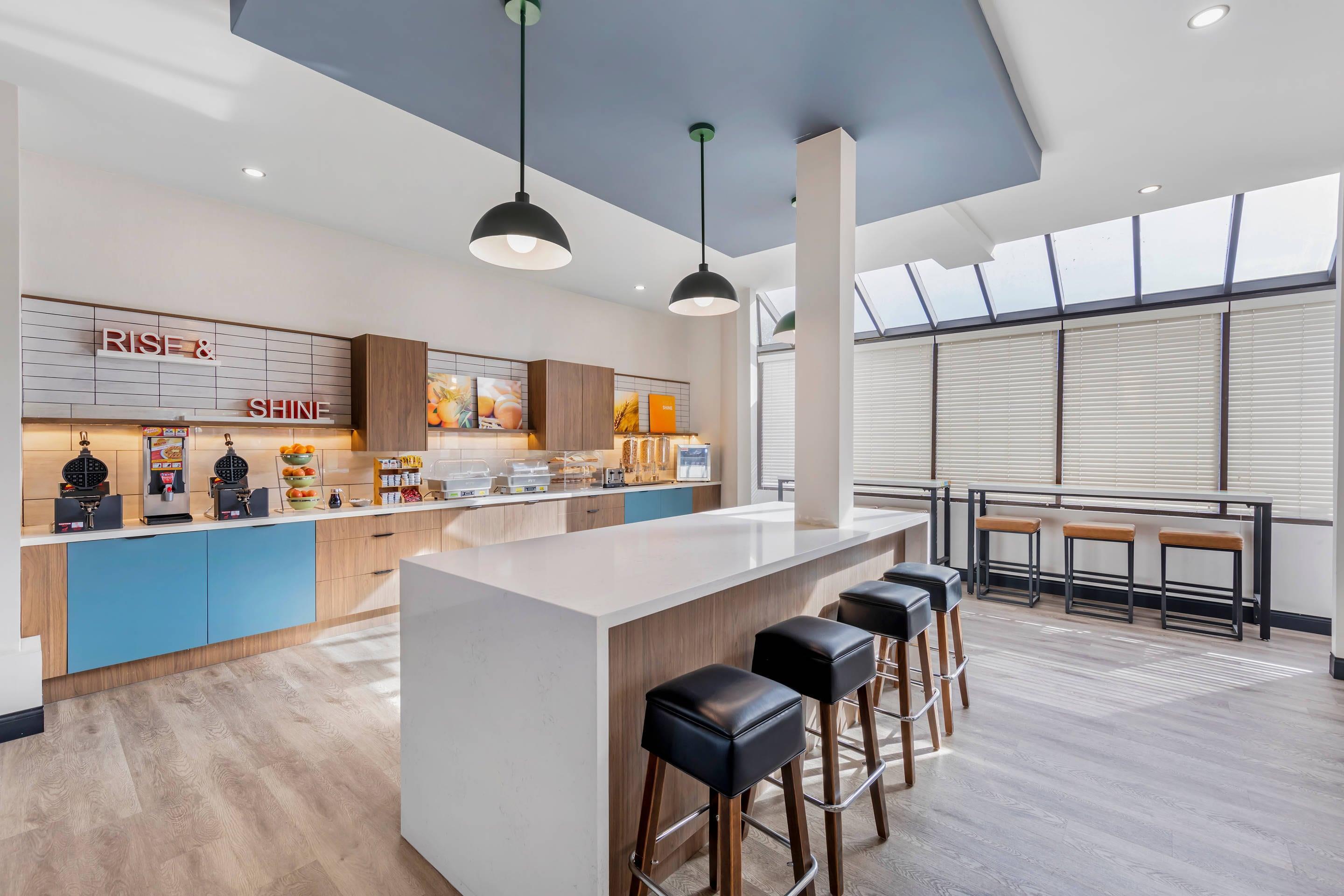 Breakfast area | Comfort Inn & Suites Irvine Spectrum