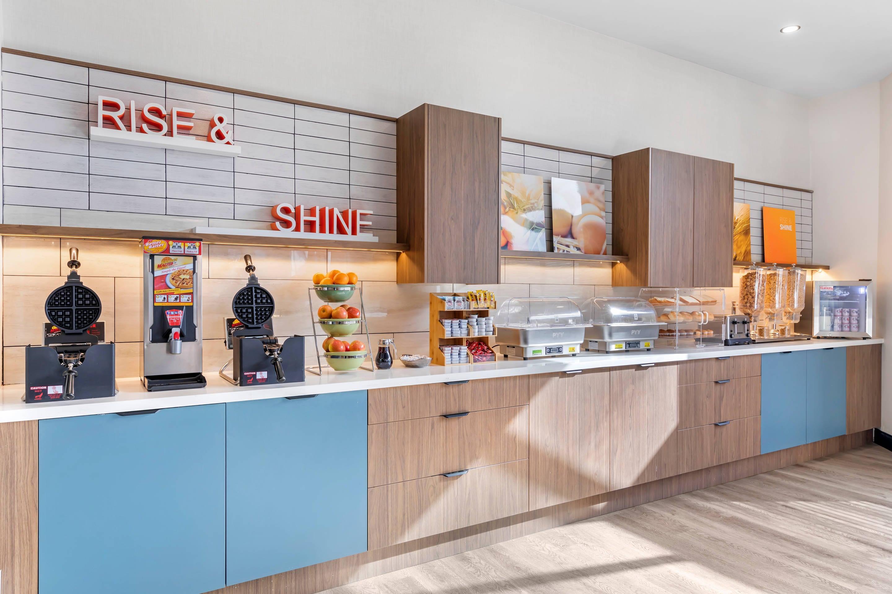 Breakfast area | Comfort Inn & Suites Irvine Spectrum
