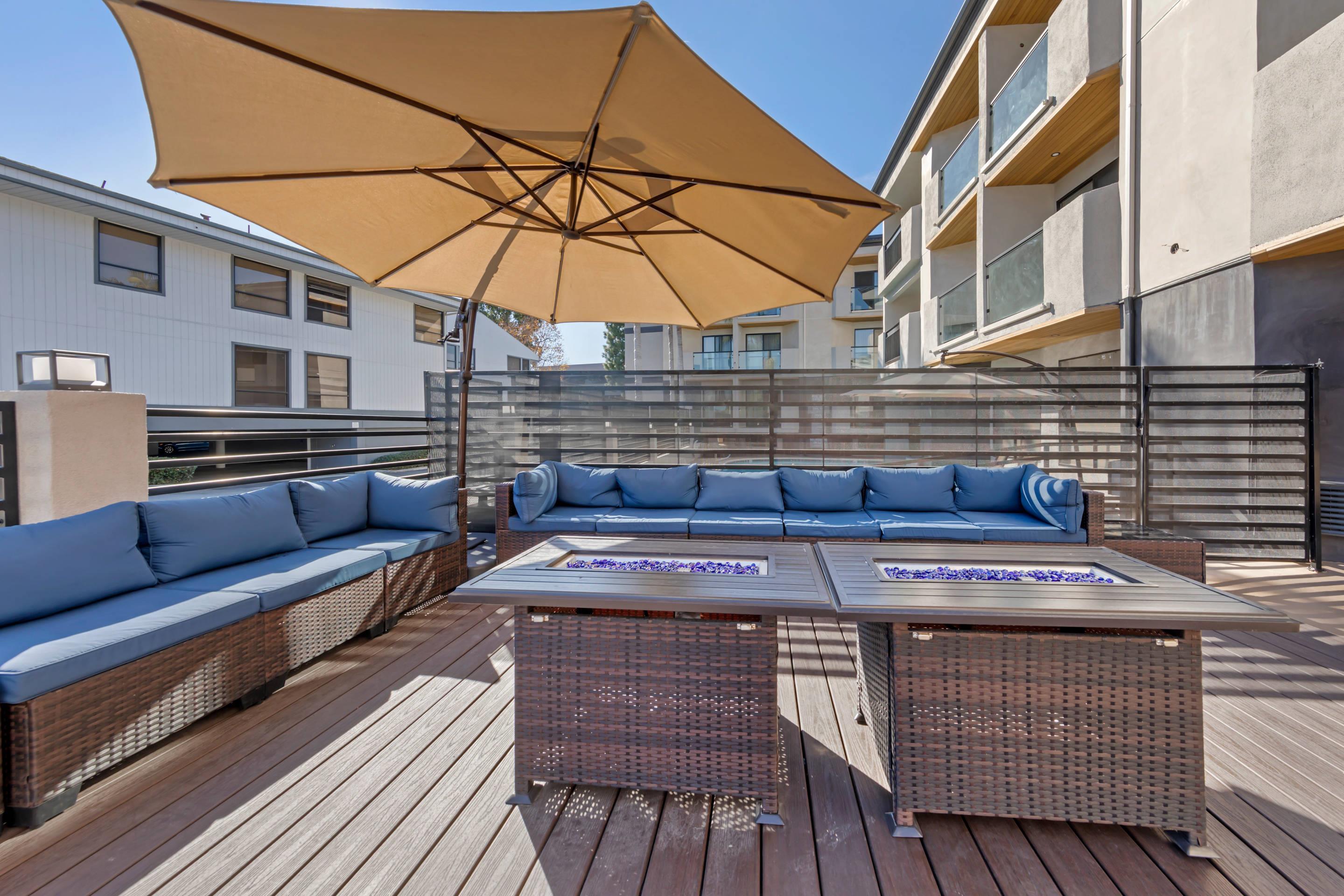 Hotel patio | Comfort Inn & Suites Irvine Spectrum