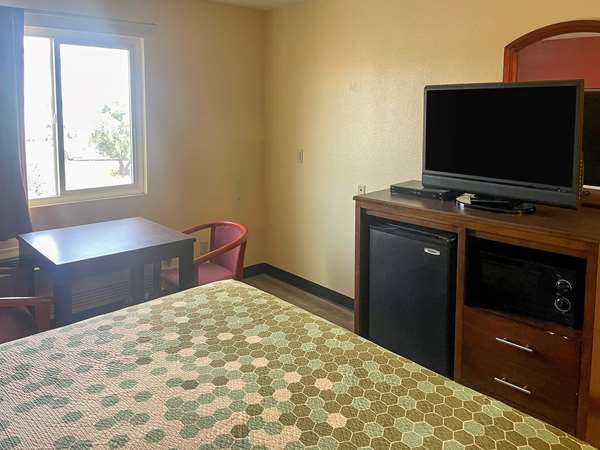  - Econo Lodge Inn & Suites Corning - I-5, Exit 630