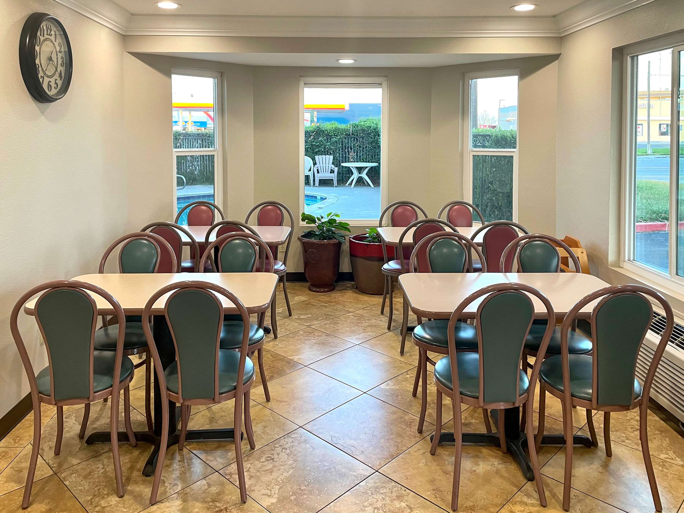 Breakfast area | Econo Lodge Inn & Suites Corning