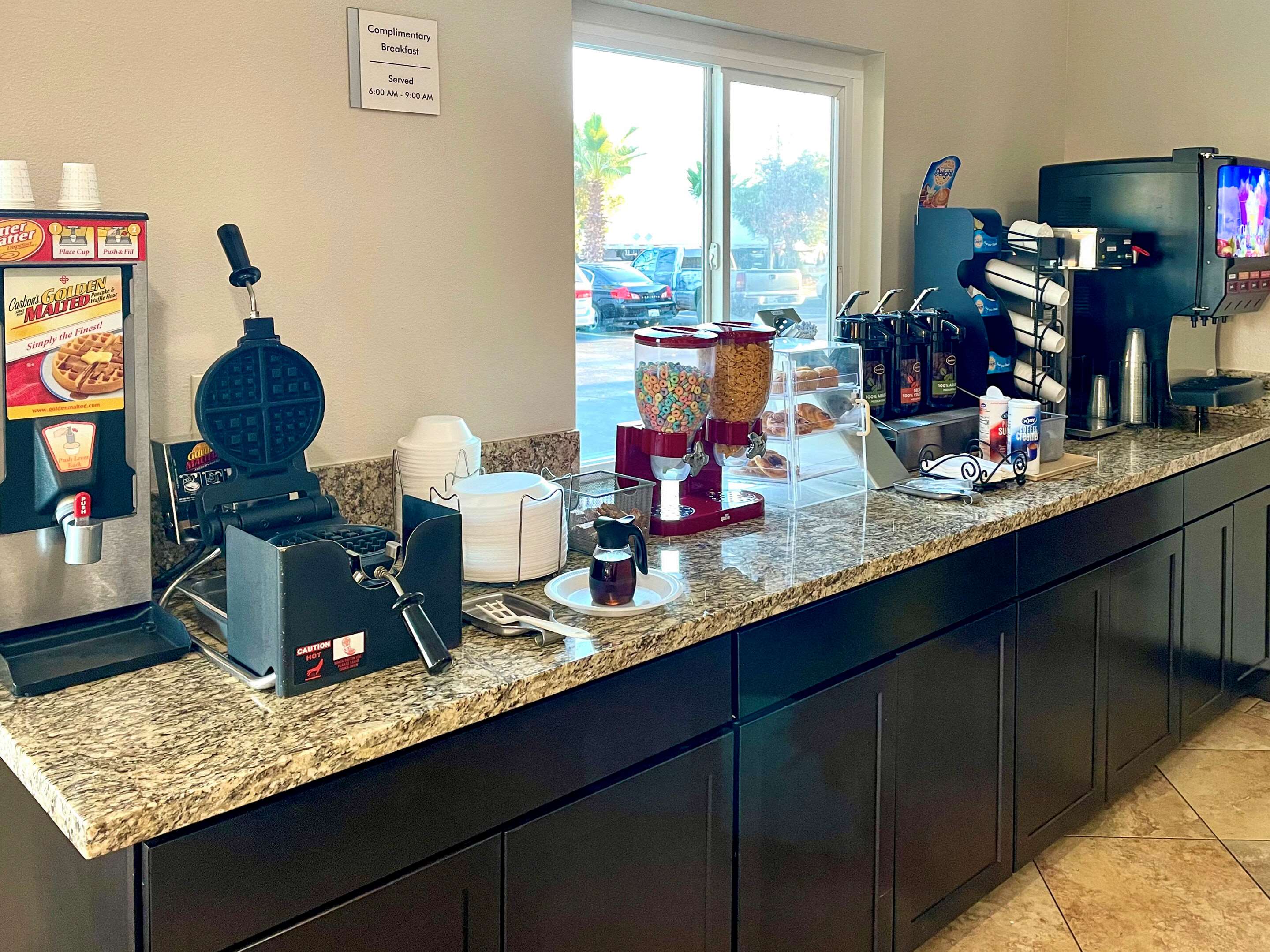 Breakfast area | Econo Lodge Inn & Suites Corning