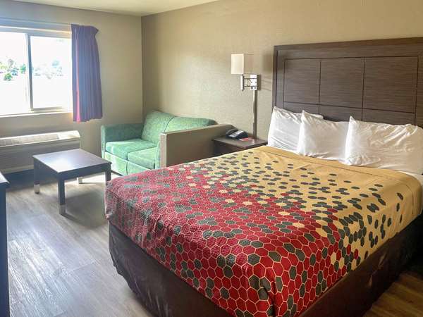 Suite - Econo Lodge Inn & Suites Corning - I-5, Exit 630
