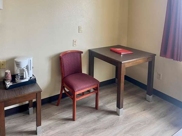 Suite - Econo Lodge Inn & Suites Corning - I-5, Exit 630