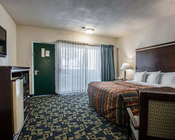  - Rodeway Inn Oceanside - I-5, Exits 54A & 54B