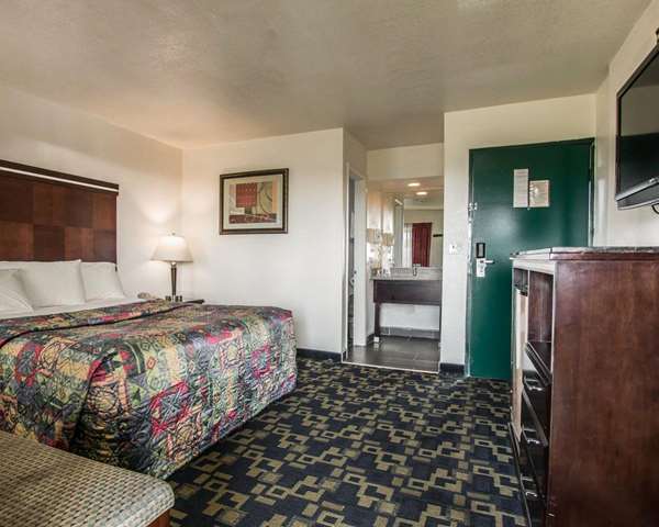 - Rodeway Inn Oceanside - I-5, Exits 54A & 54B